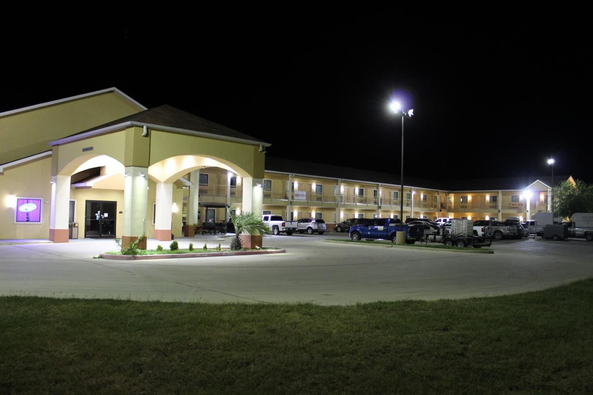 Horizon Inn & Suites featured exterior or lobby in Pearsall, TX — similar hotel
