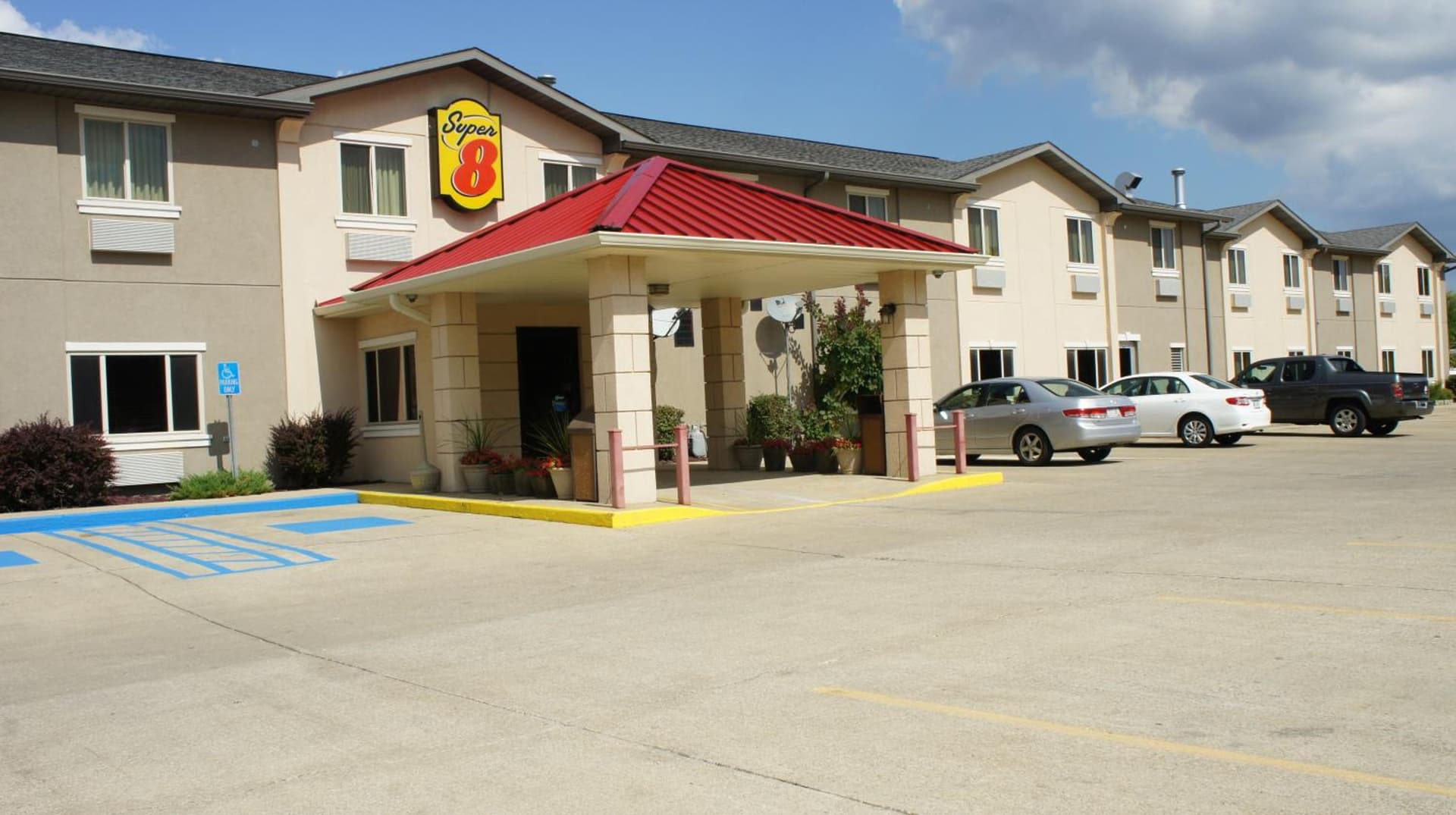 Super 8 by Wyndham Bloomington University Area gallery photo in Bloomington, IN — image 10