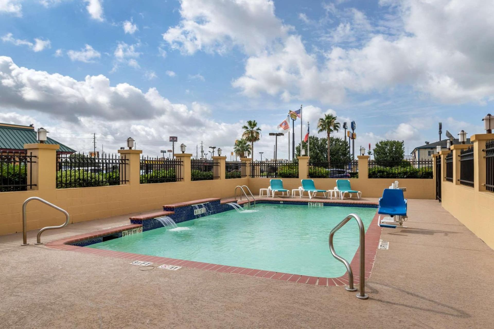 Comfort Suites Baytown I - 10 gallery photo in Baytown, TX — image 21