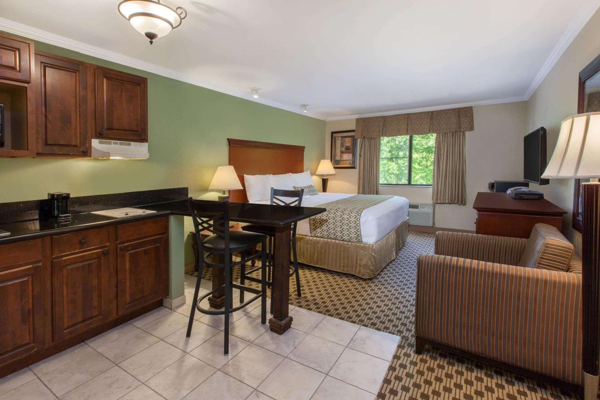 Baymont by Wyndham Pompton Plains/Wayne interior in Pompton Plains, NJ — gallery photo 2