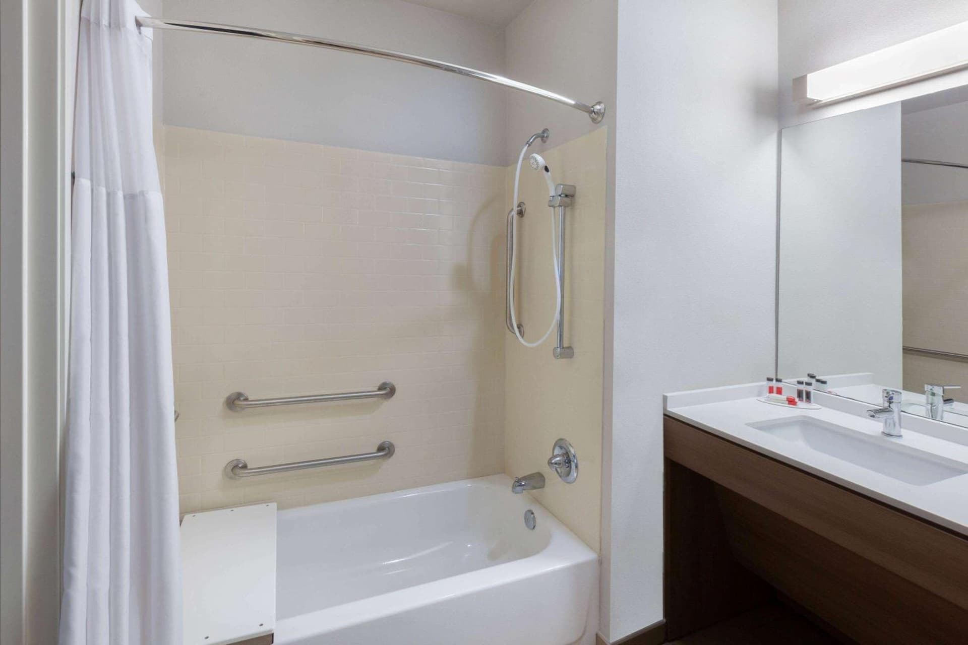 Microtel Inn & Suites by Wyndham College Station gallery photo in College Station, TX — image 22