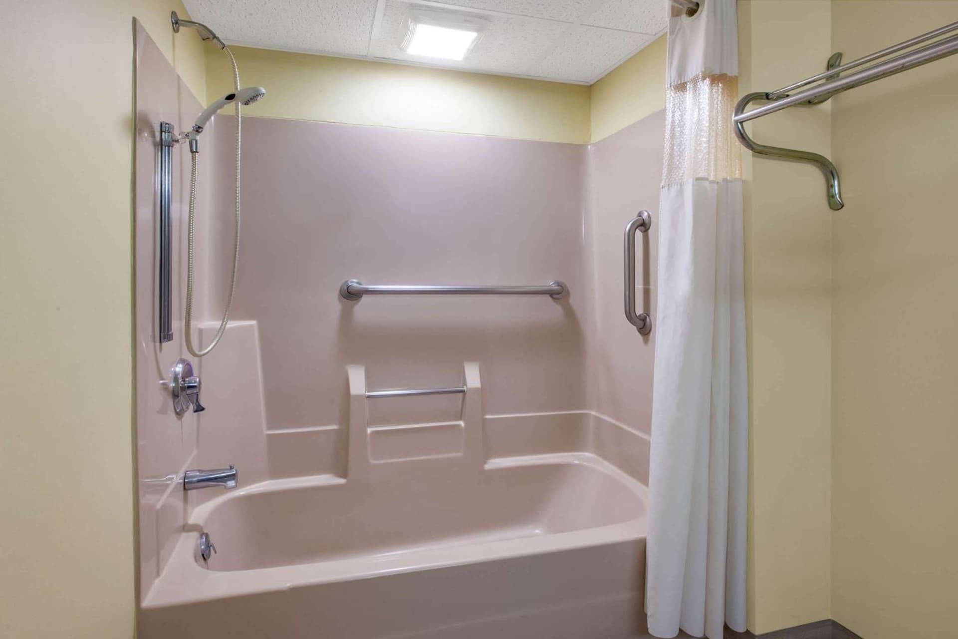 Days Inn by Wyndham Grantville gallery photo in Grantville, PA — image 16