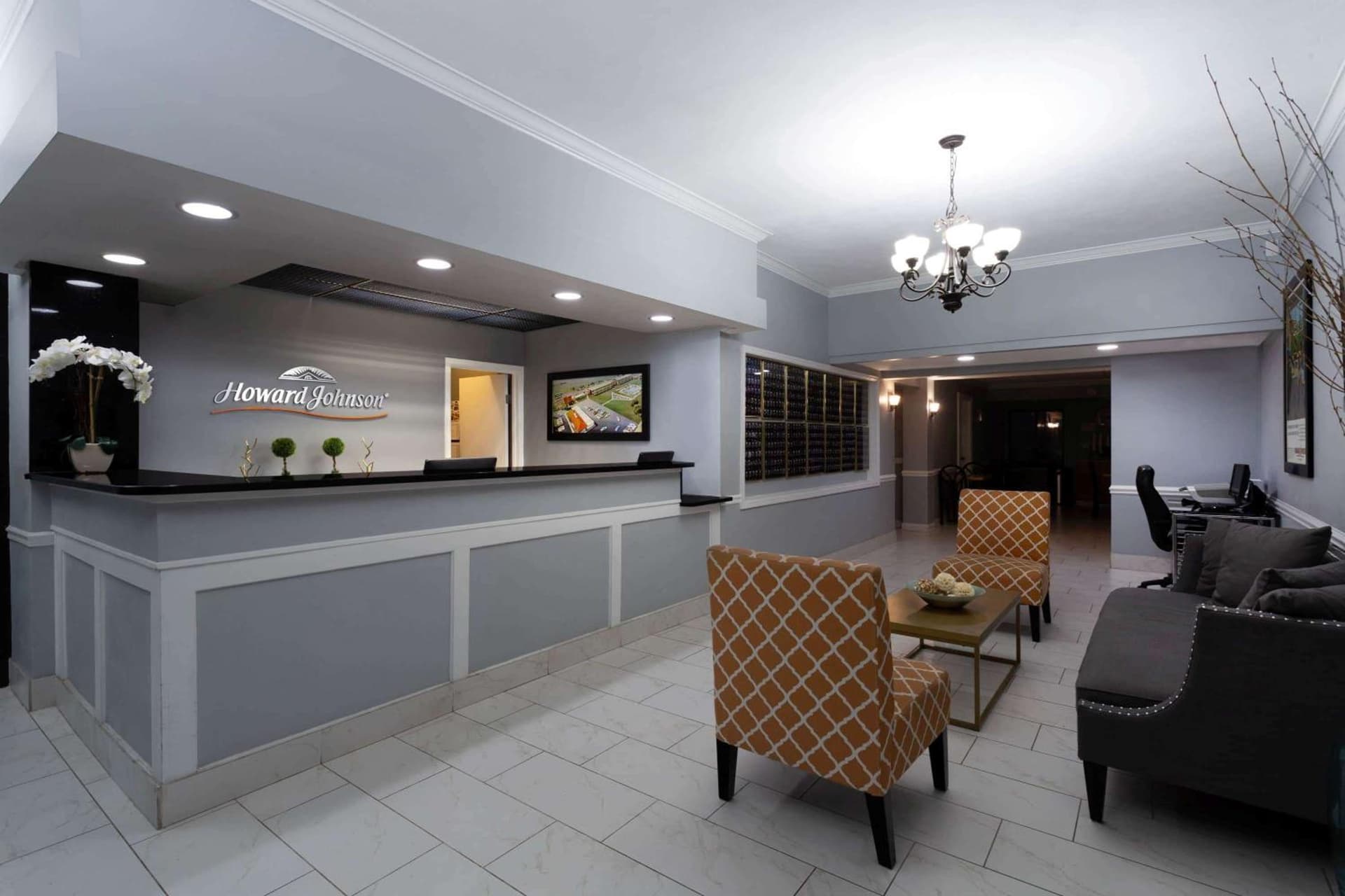Howard Johnson by Wyndham Waukegan Great Lakes interior in Waukegan, IL — gallery photo 2