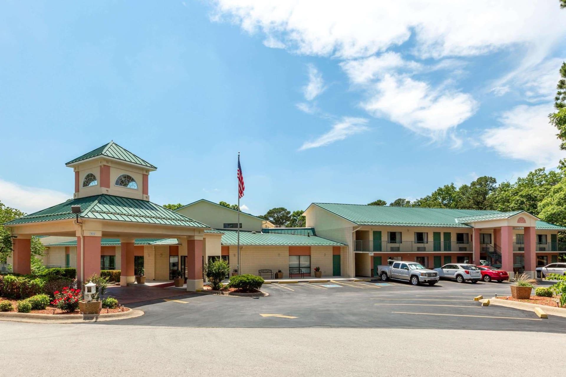 Super 8 by Wyndham Eureka Springs interior in Eureka Springs, AR — gallery photo 2