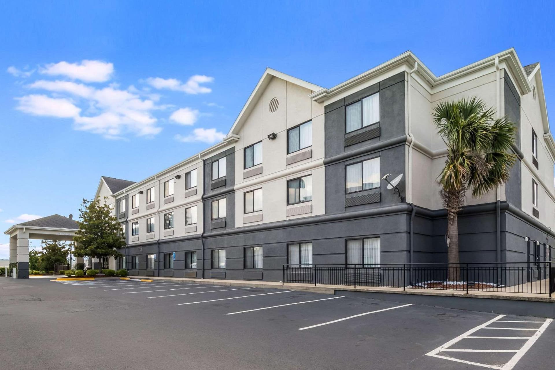Quality Inn & Suites Augusta I-20 interior in Augusta, GA — gallery photo 2