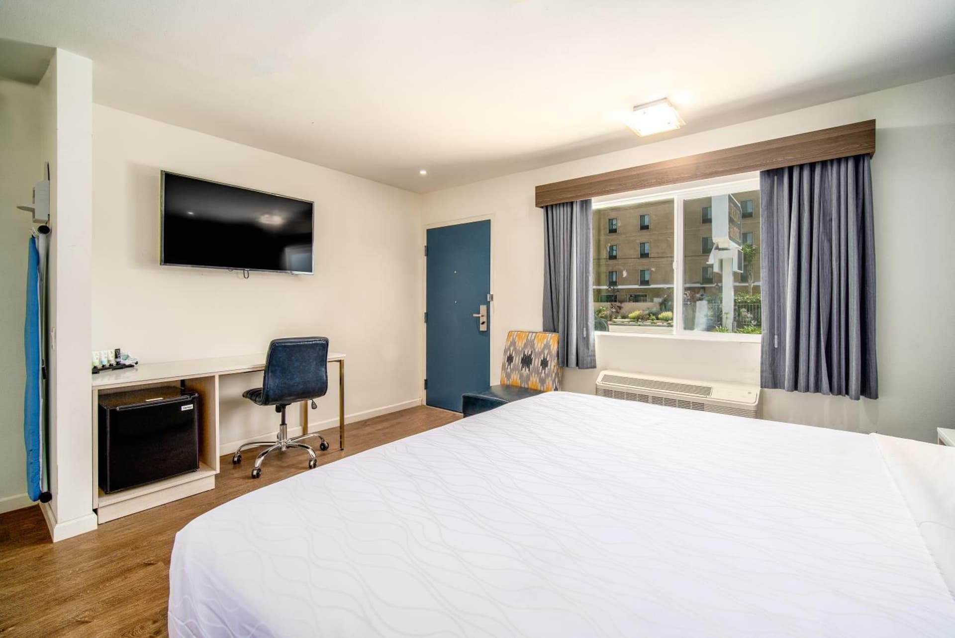 Trend Hotel at LAX Airport interior in Inglewood, CA — gallery photo 2