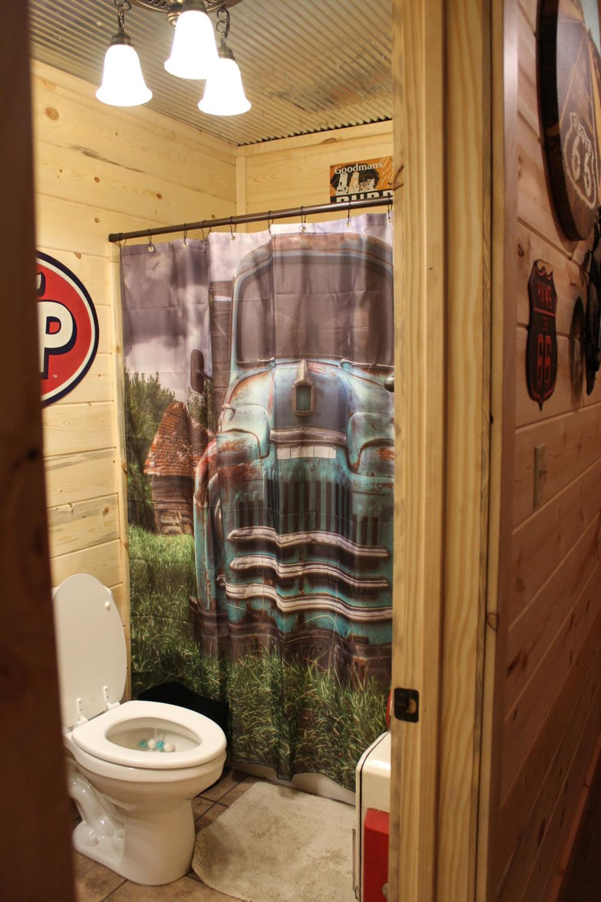 Samantha's Timber Inn interior in Murfreesboro, AR — gallery photo 2