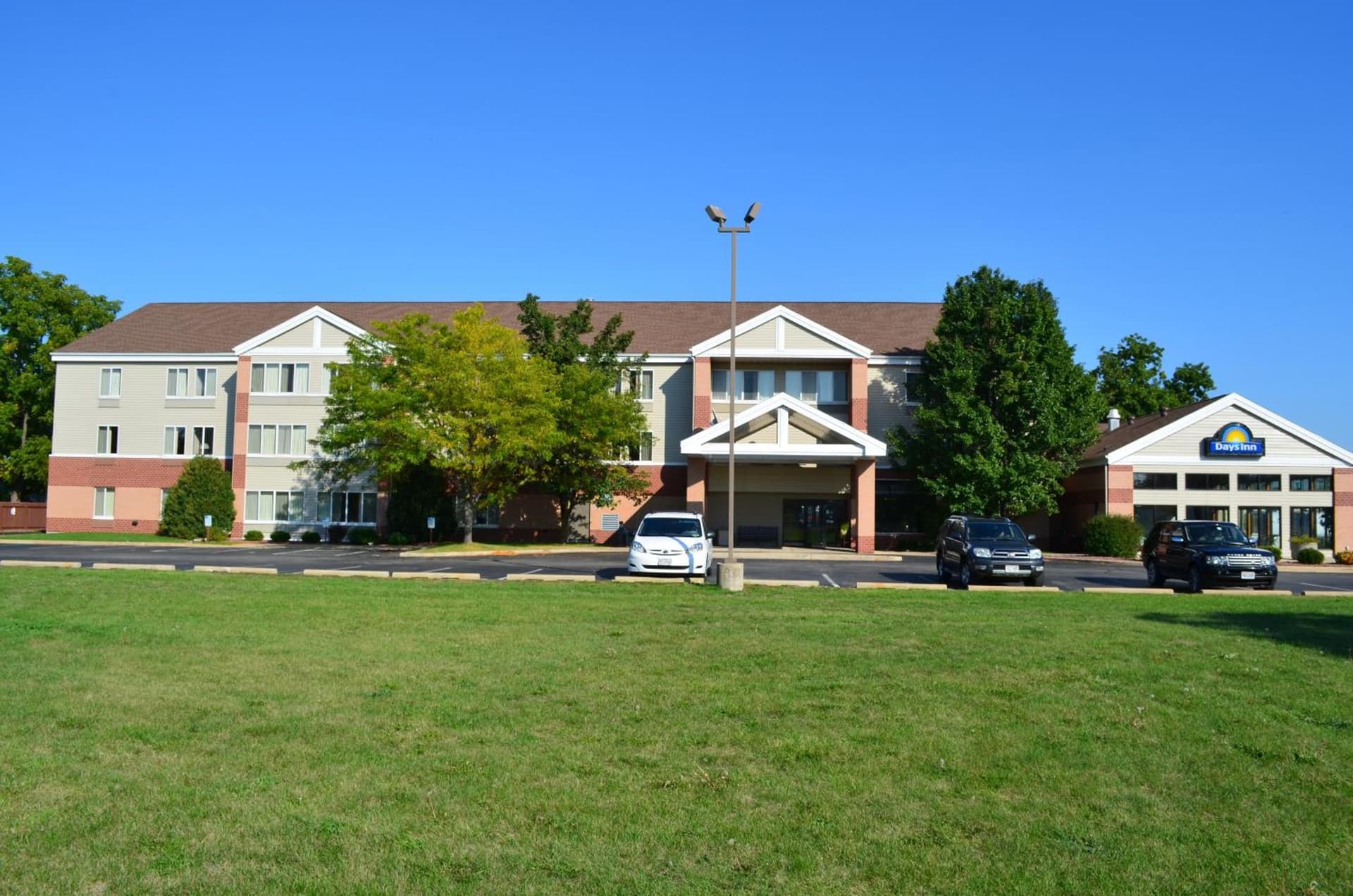 Days Inn & Suites by Wyndham Madison gallery photo in Madison, WI — image 50