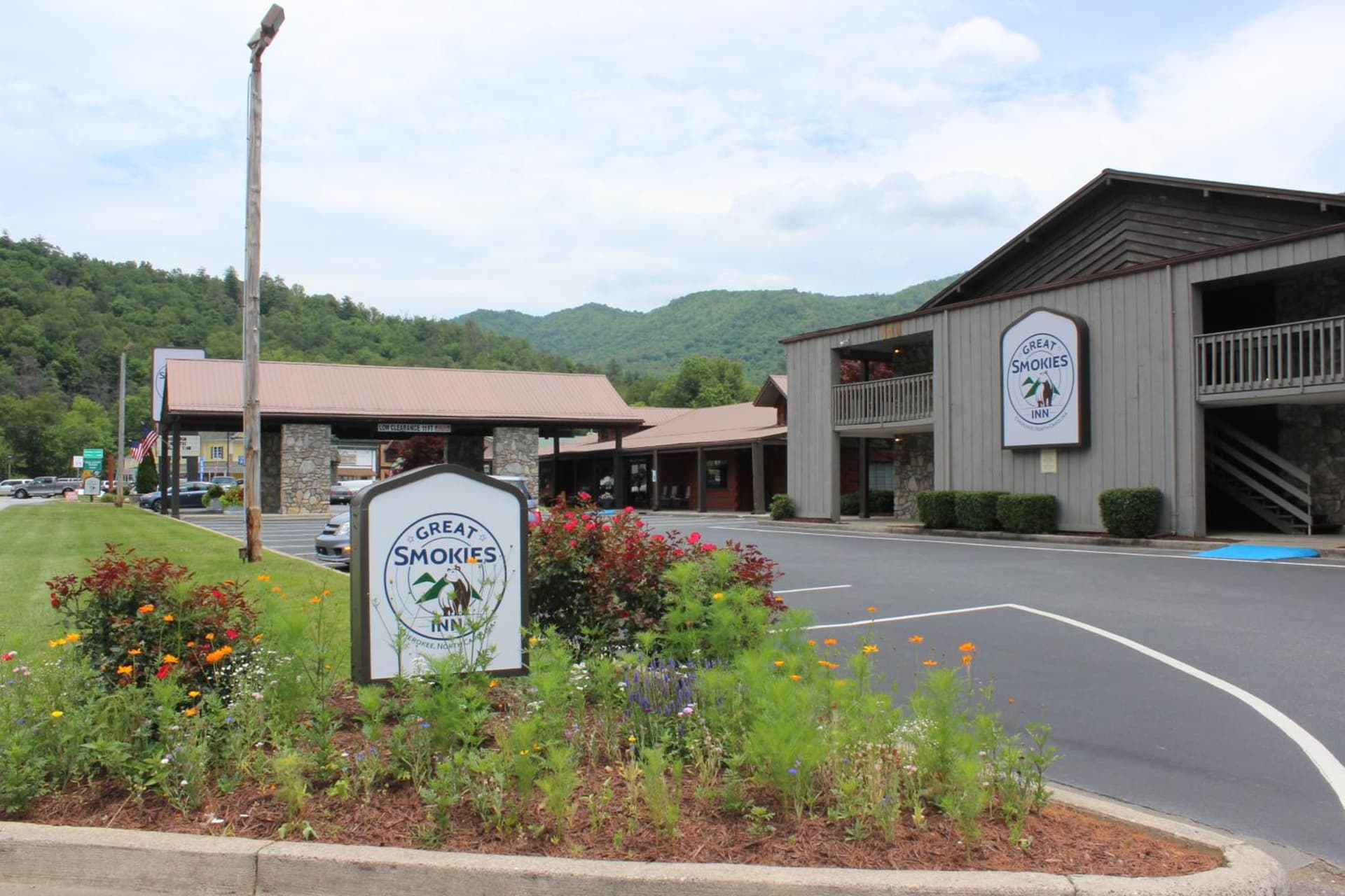 Great Smokies Inn - Cherokee property views in Cherokee, NC — gallery photo 3