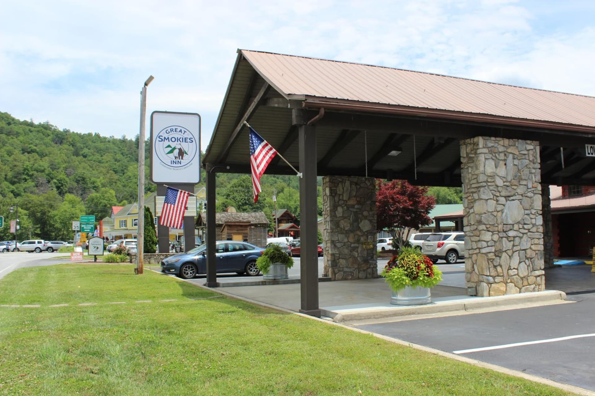 Great Smokies Inn - Cherokee featured exterior or lobby in Cherokee, NC — similar hotel