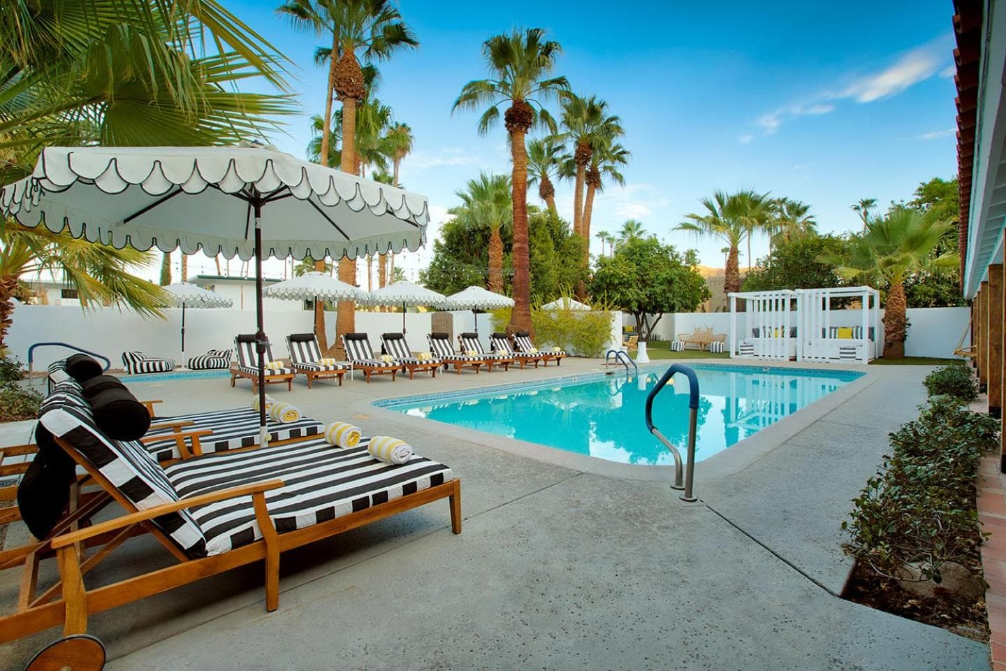 Dive Palm Springs Hotel - 21 & Over interior in Palm Springs, CA — gallery photo 2