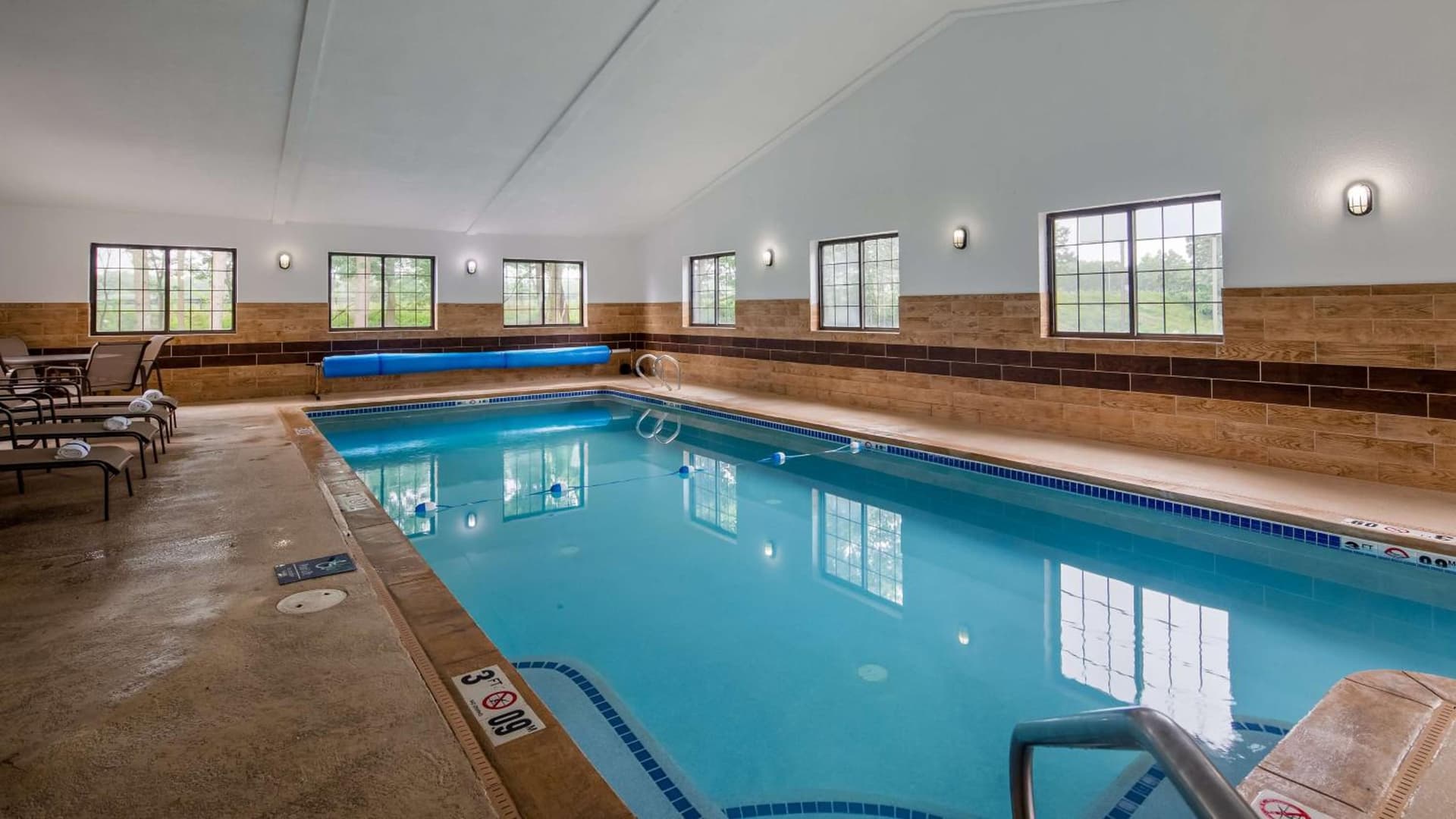 Best Western Hampshire Inn & Suites interior in Seabrook, NH — gallery photo 2