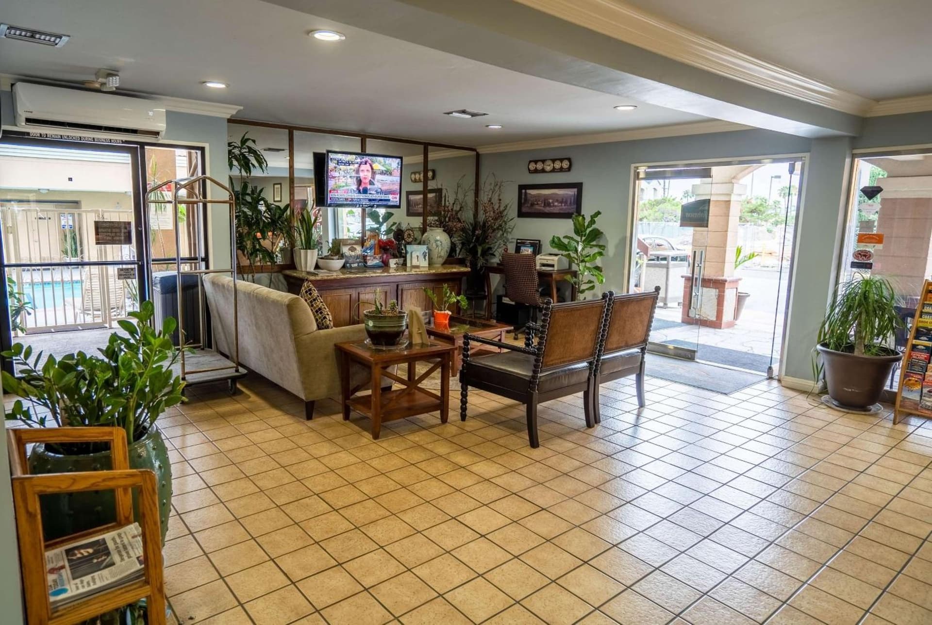 Howard Johnson by Wyndham Buena Park interior in Buena Park, CA — gallery photo 2