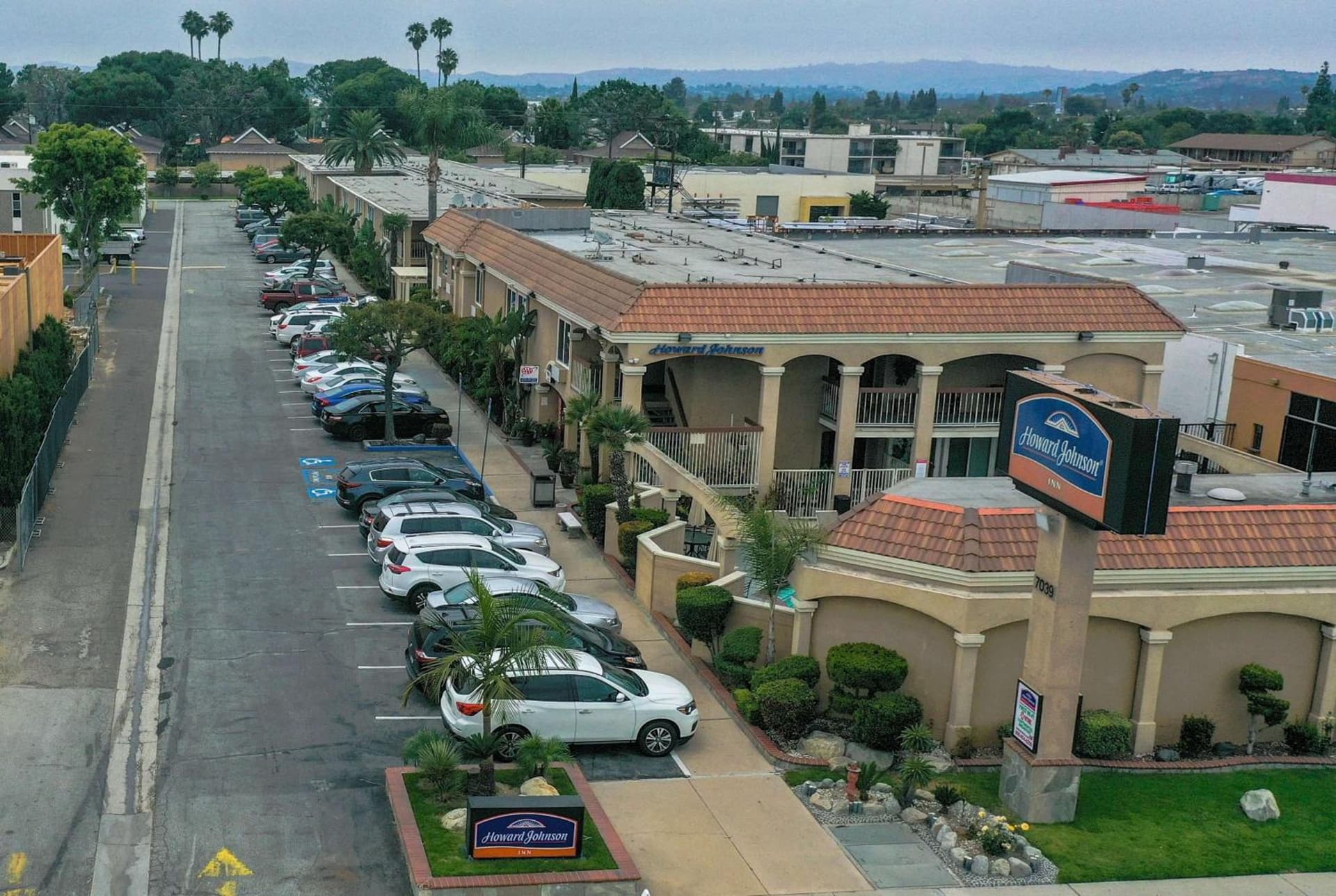 Howard Johnson by Wyndham Buena Park featured exterior or lobby in Buena Park, CA — similar hotel