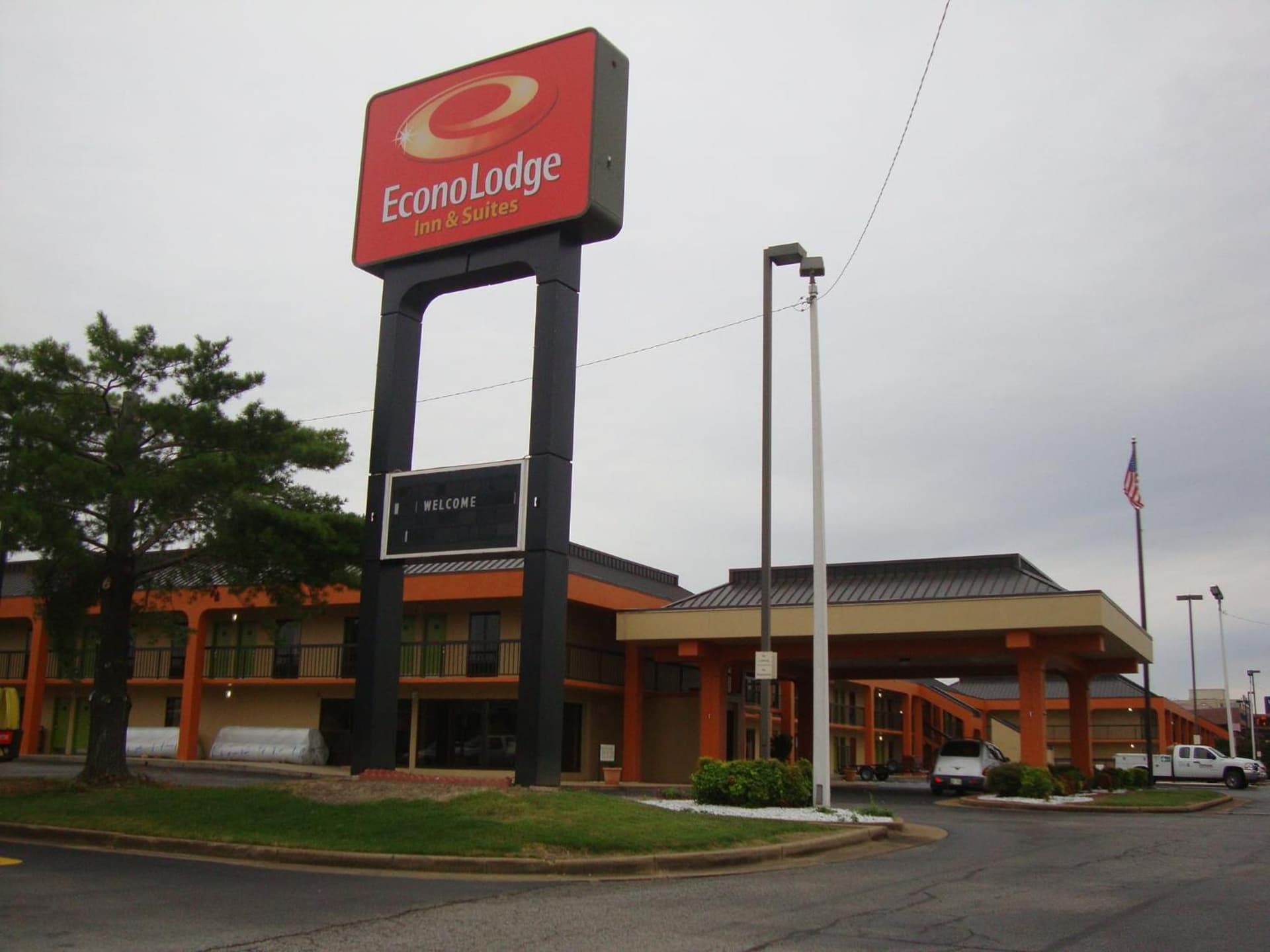 Econo Lodge Inn & Suites Jackson Northwest interior in Jackson, TN — gallery photo 2