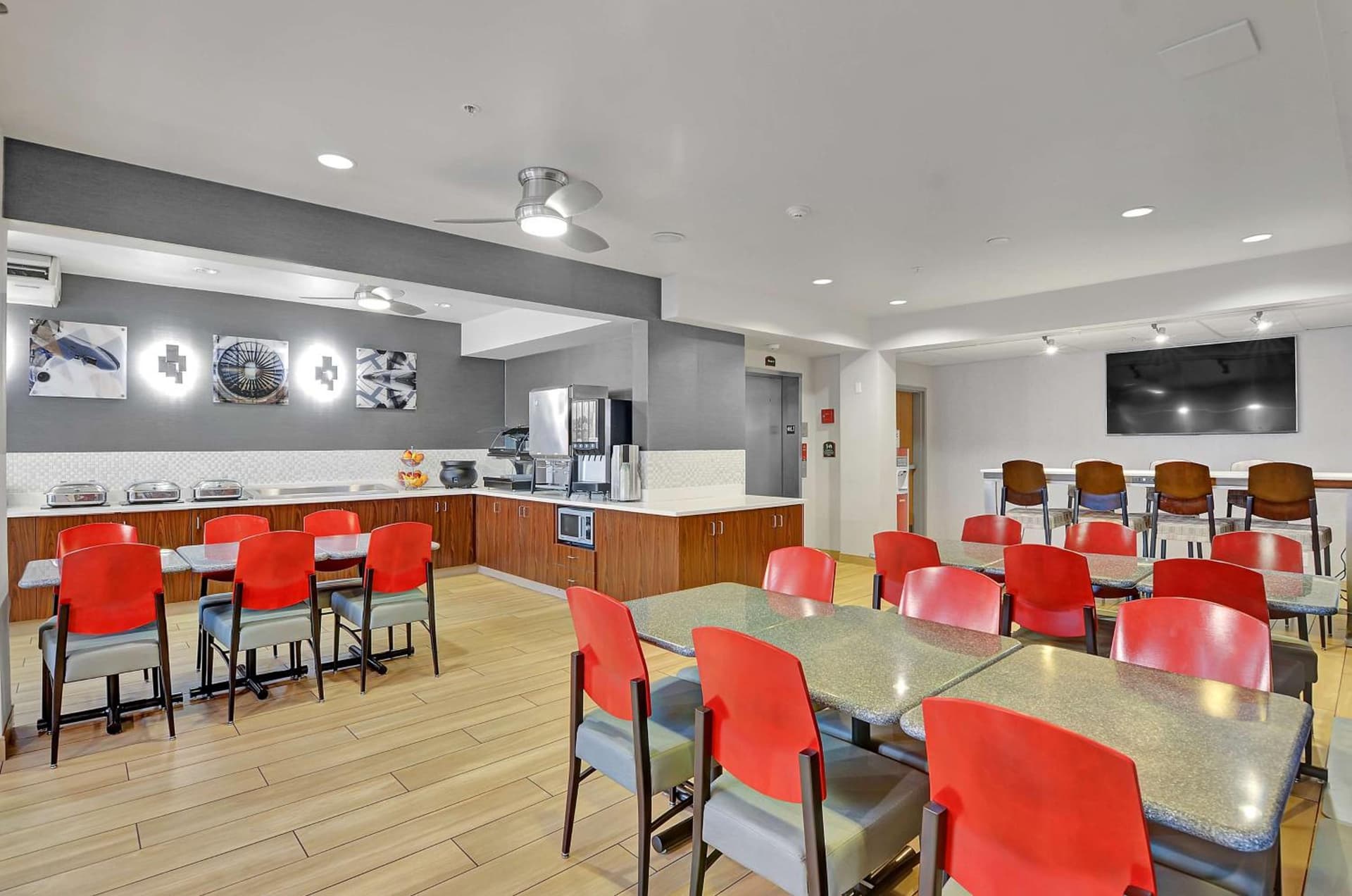 Executive Residency by Best Western Navigator Inn & Suites property views in Everett, WA — gallery photo 3