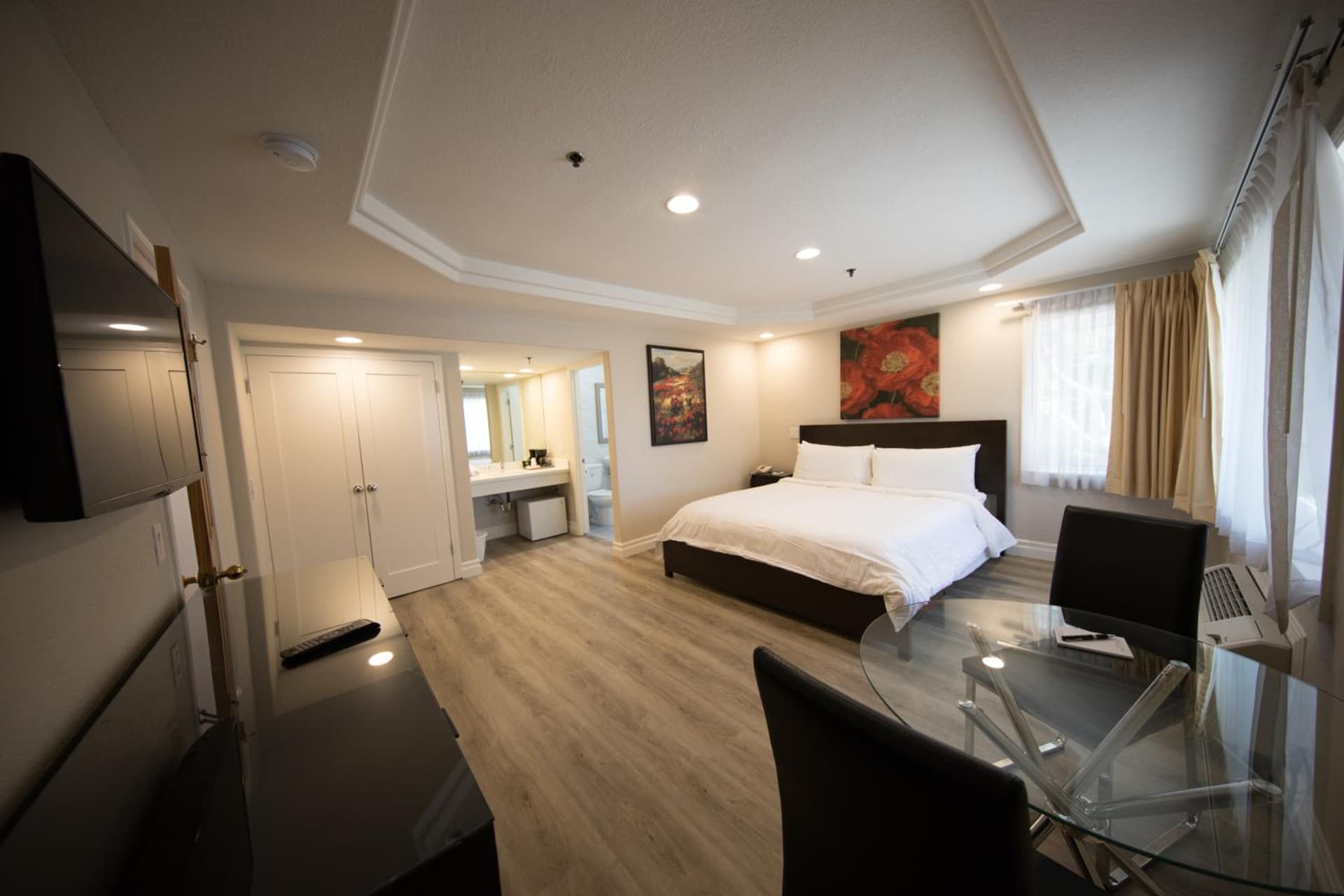 Wilshire Crest Hotel property views in Los Angeles, CA — gallery photo 3