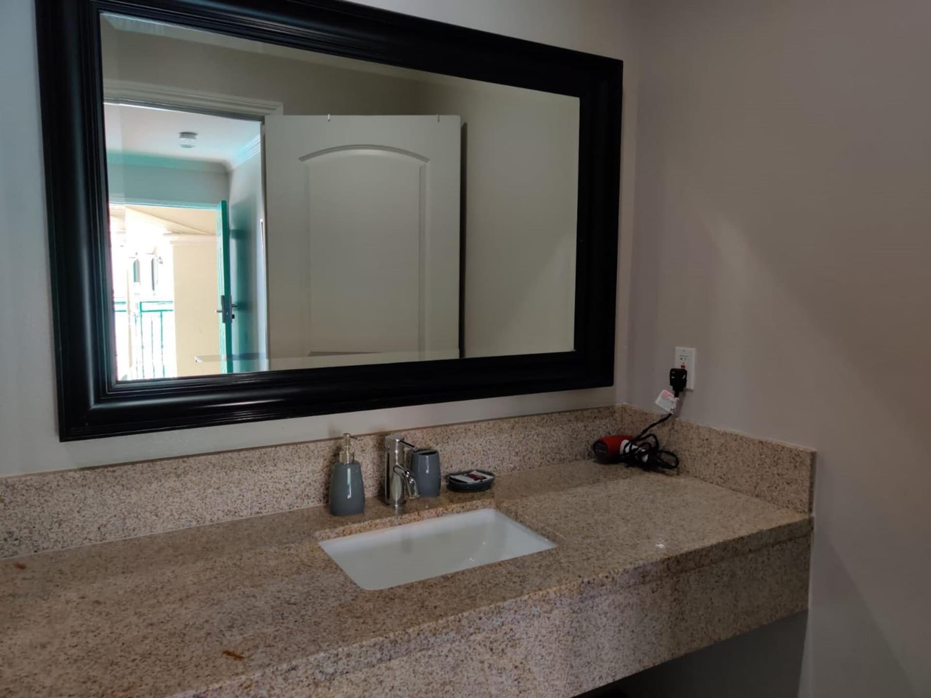 LYFE INN & SUITES by AGA - LAX Airport interior in Inglewood, CA — gallery photo 2