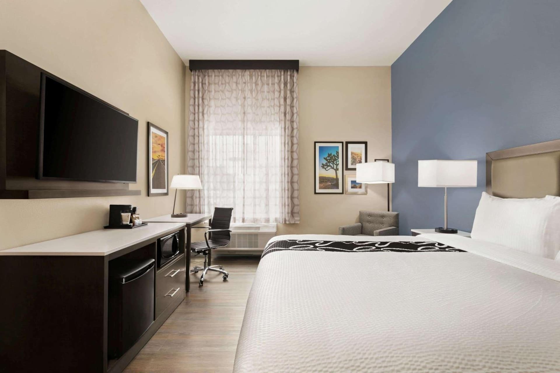 La Quinta Inn & Suites by Wyndham San Bernardino gallery photo in San Bernardino, CA — image 7