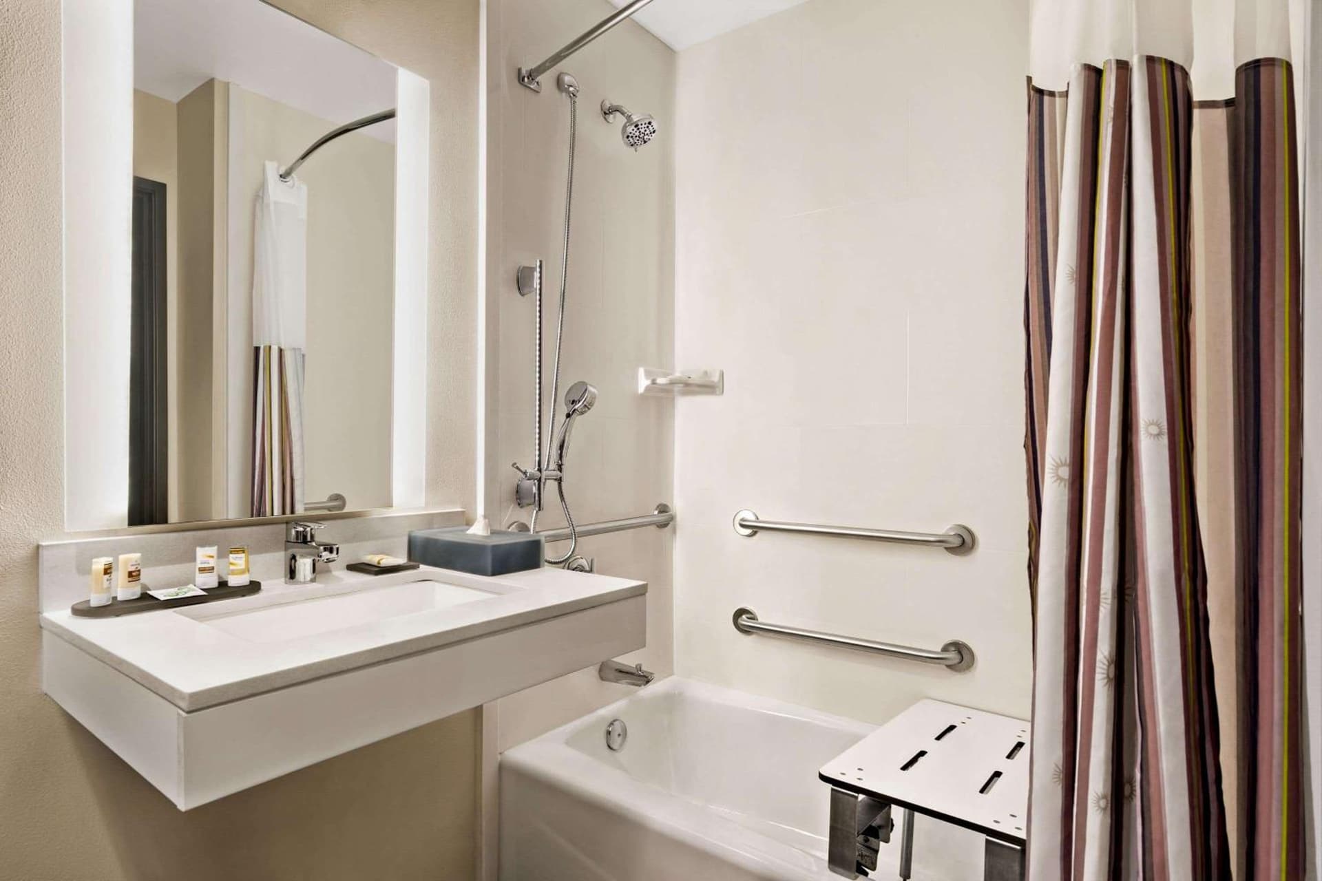 La Quinta Inn & Suites by Wyndham San Bernardino gallery photo in San Bernardino, CA — image 32