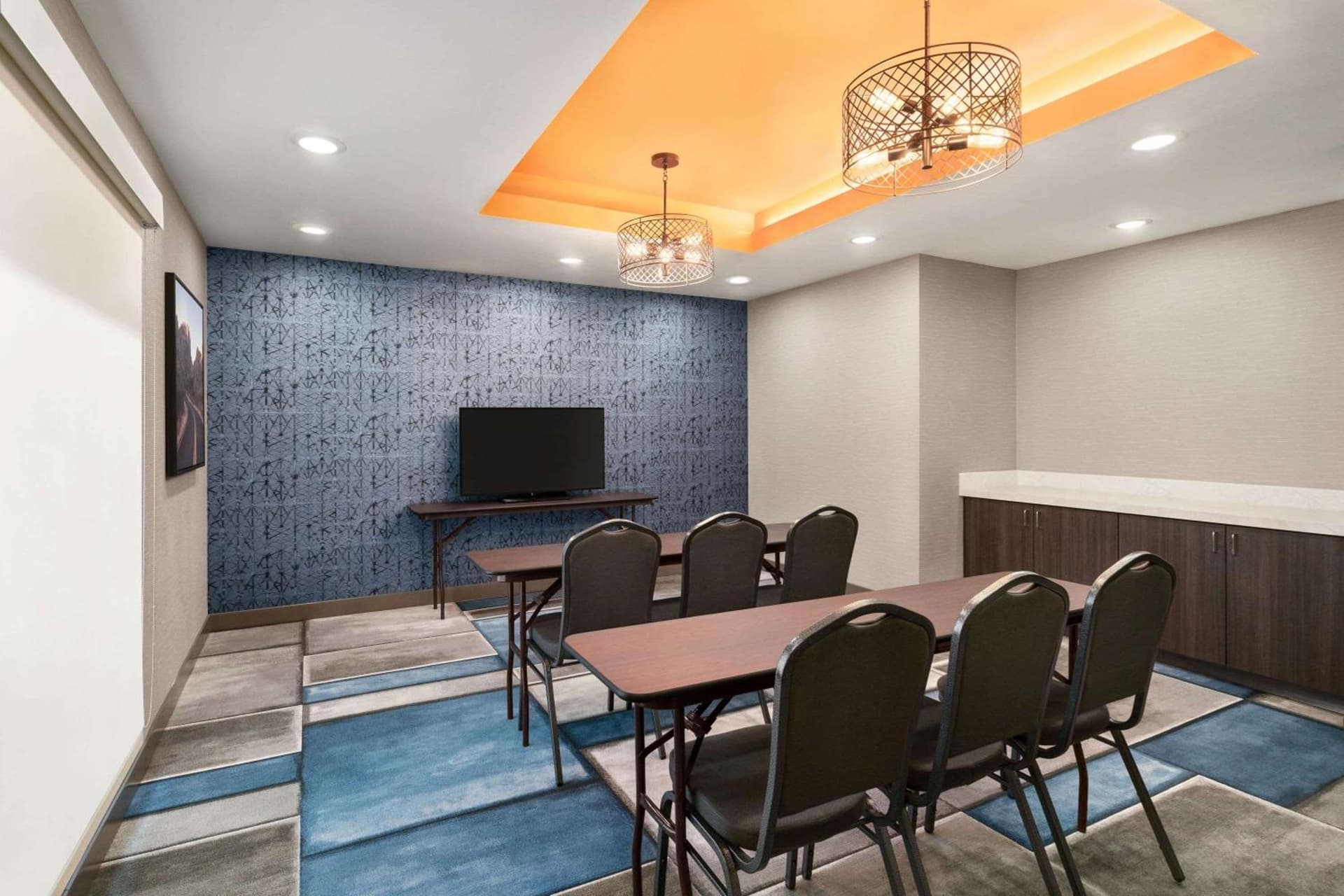 La Quinta Inn & Suites by Wyndham San Bernardino gallery photo in San Bernardino, CA — image 11