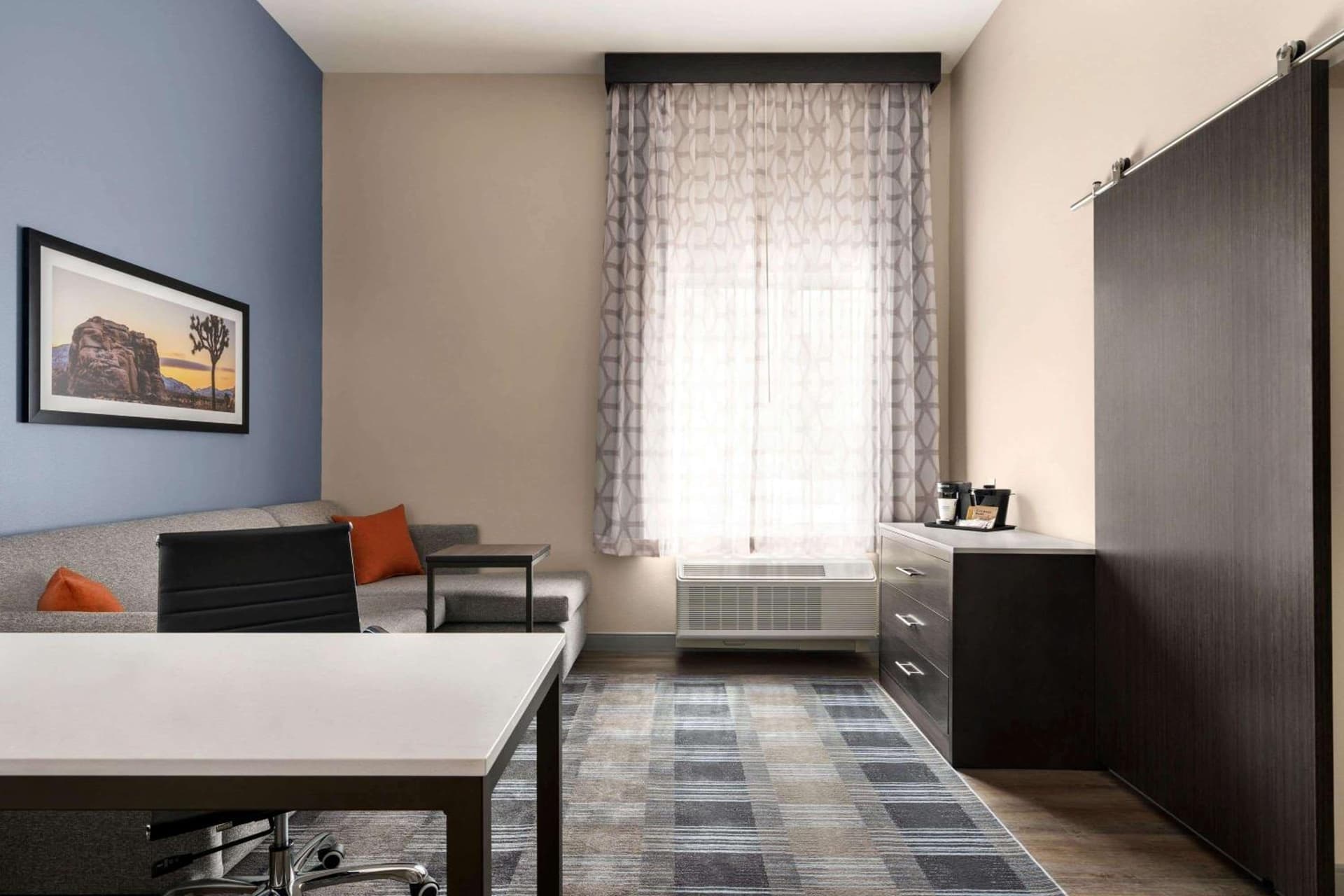 La Quinta Inn & Suites by Wyndham San Bernardino gallery photo in San Bernardino, CA — image 20