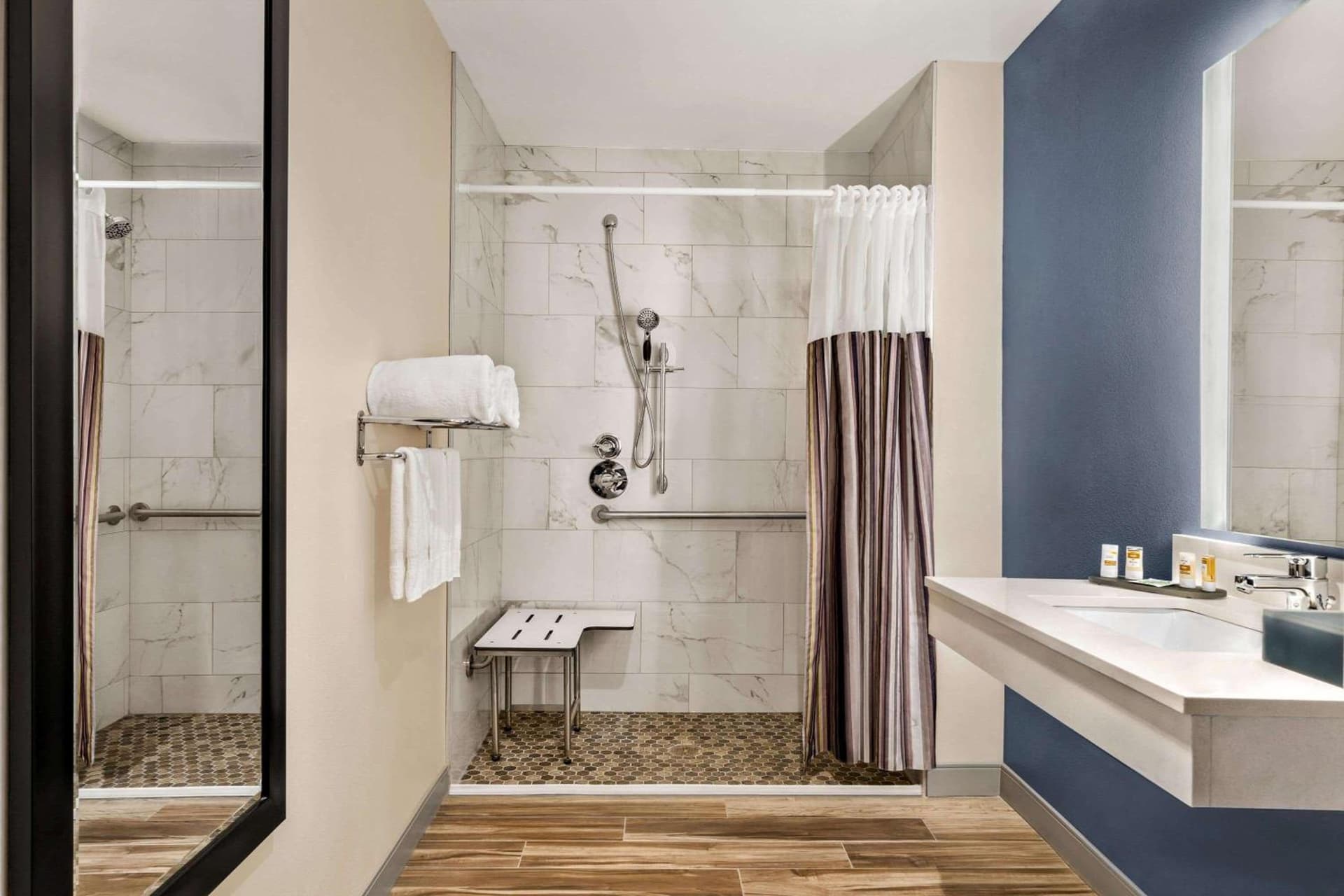 La Quinta Inn & Suites by Wyndham San Bernardino gallery photo in San Bernardino, CA — image 57