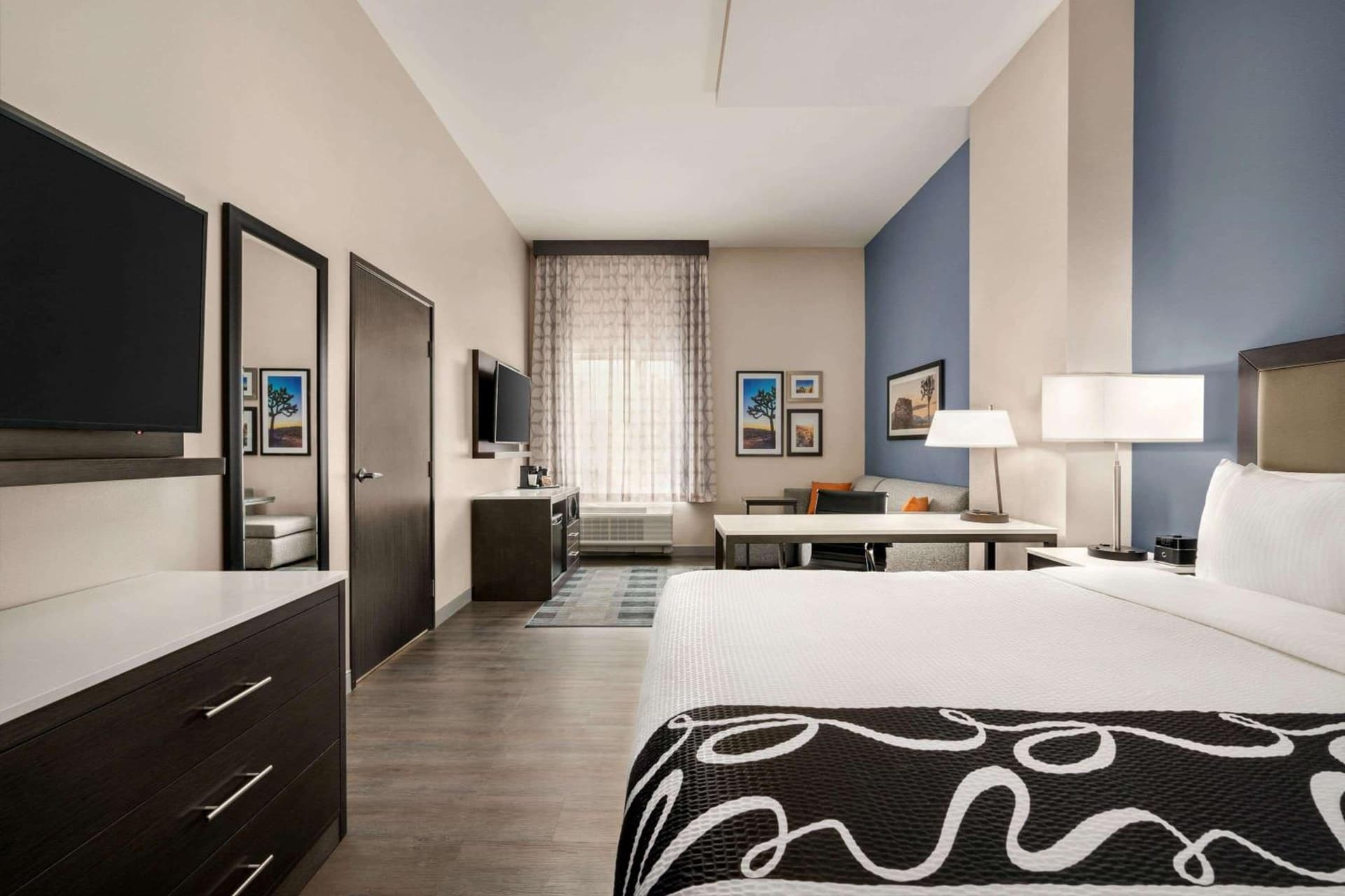 La Quinta Inn & Suites by Wyndham San Bernardino gallery photo in San Bernardino, CA — image 37