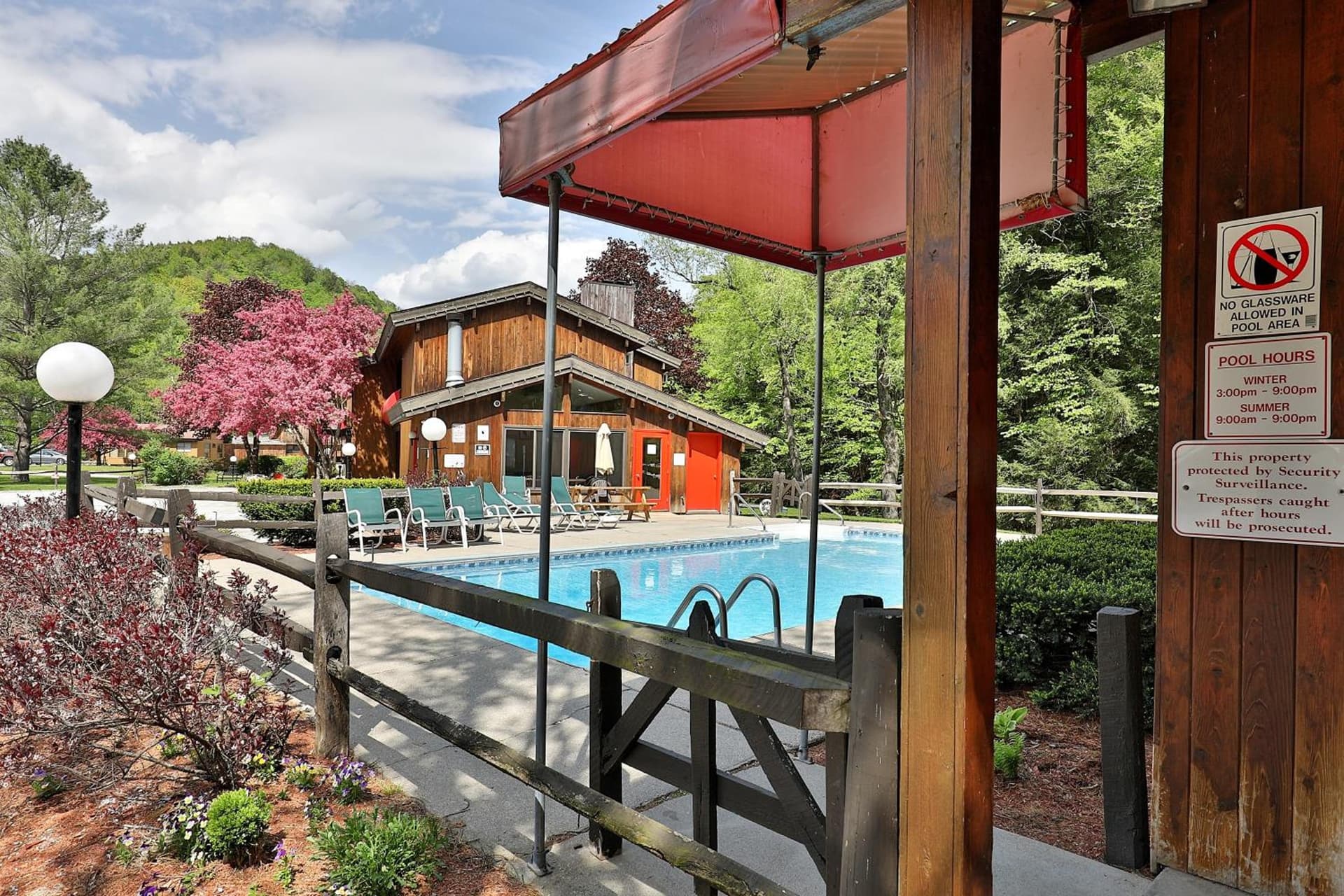 Cedarbrook Queen Studio 207 interior in Killington — gallery photo 2