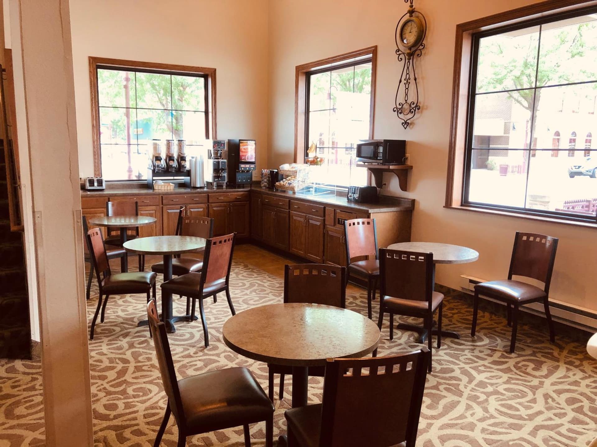 Shenandoah Inn & Suites interior in Shenandoah, IA — gallery photo 2