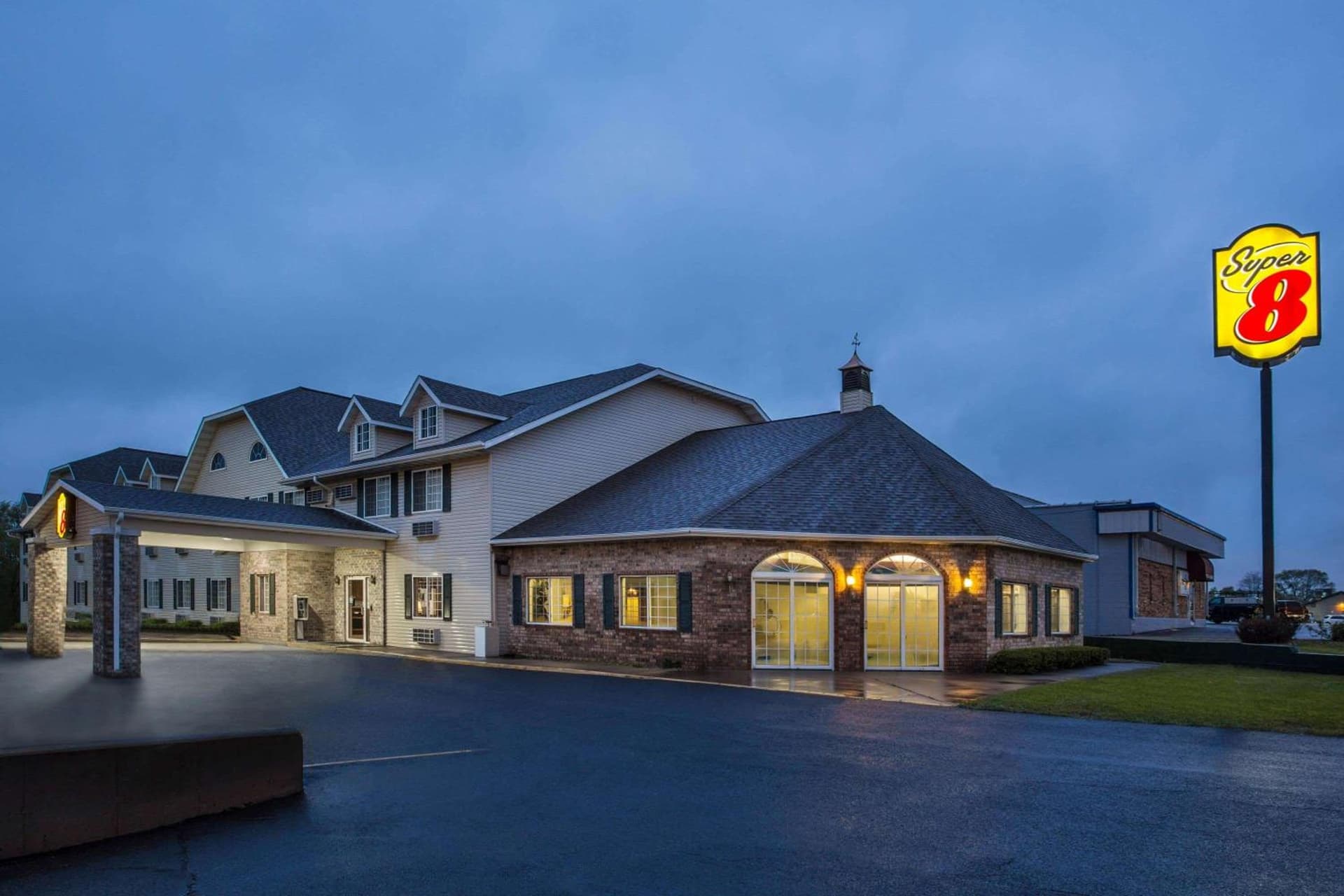 Super 8 by Wyndham Reedsburg interior in Reedsburg, WI — gallery photo 2