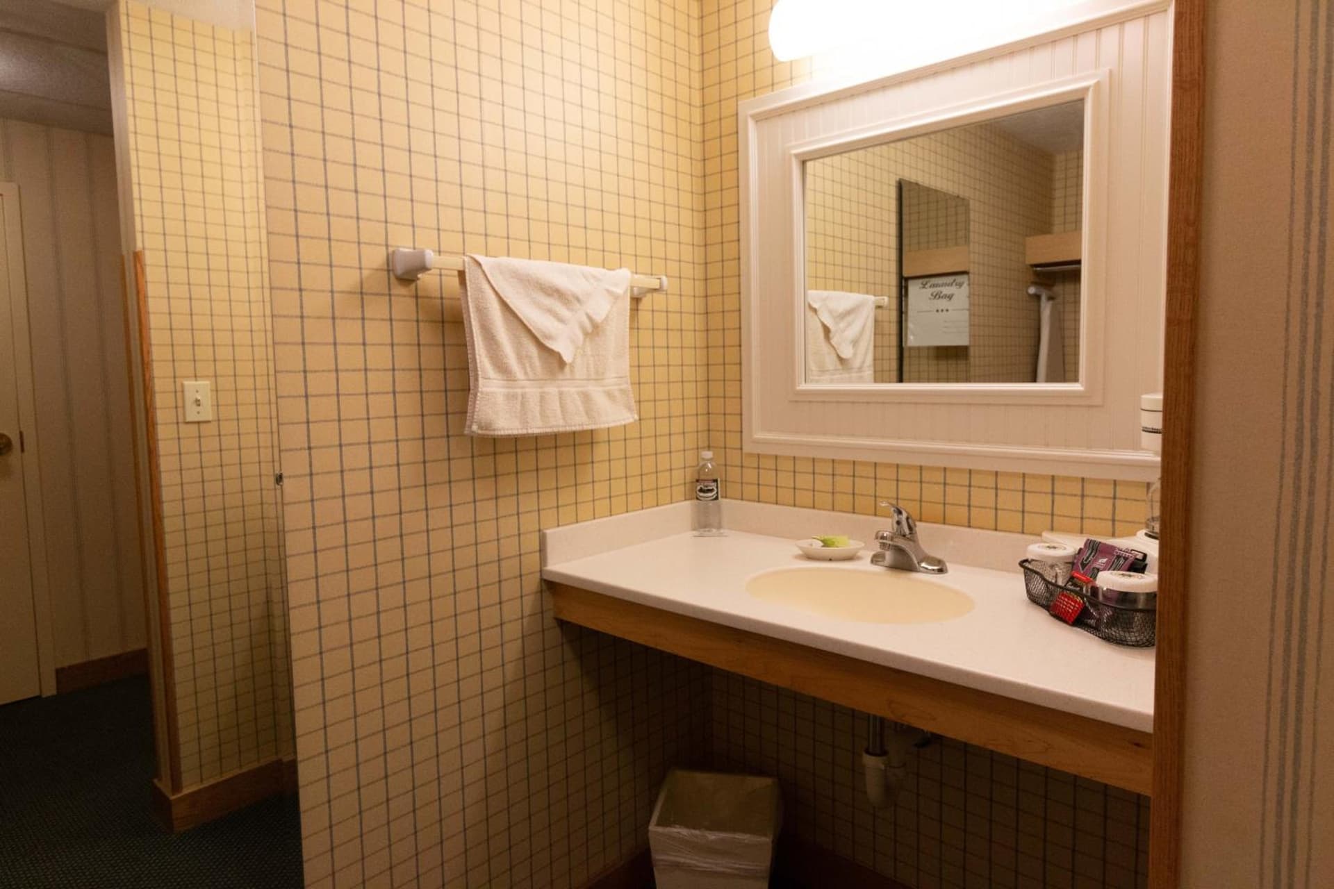 Essenhaus Inn & Conf. Center interior in Middlebury, IN — gallery photo 2