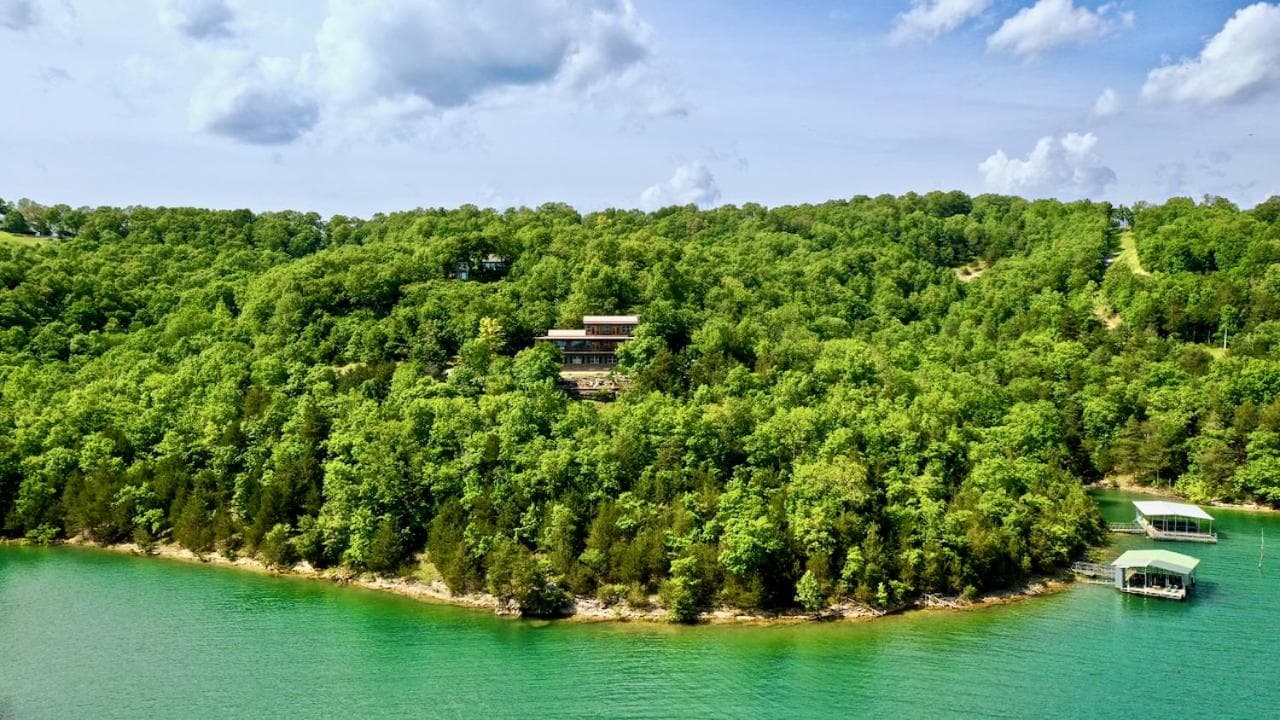Beaver Lake Cottages featured exterior or lobby in Eureka Springs, AR — similar hotel