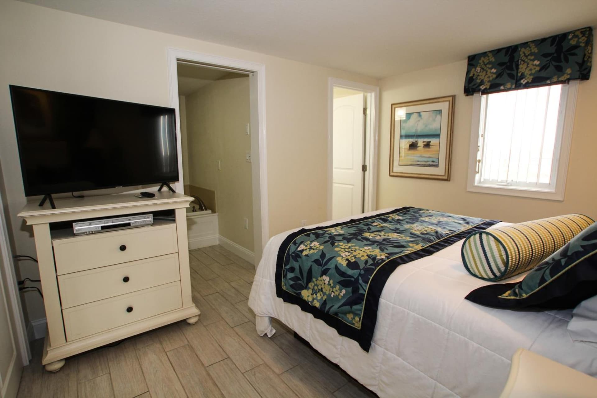Ocean Club on Smuggler's Beach gallery photo in South Yarmouth, MA — image 9