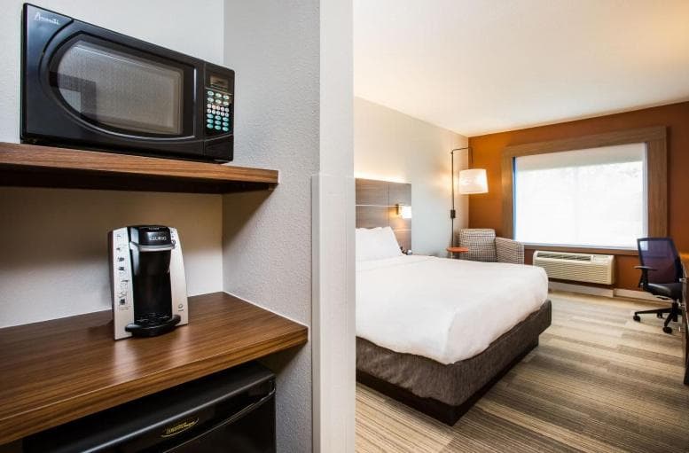 Holiday Inn Express & Suites Bellevue -Omaha Area- by IHG interior in Bellevue, NE — gallery photo 2