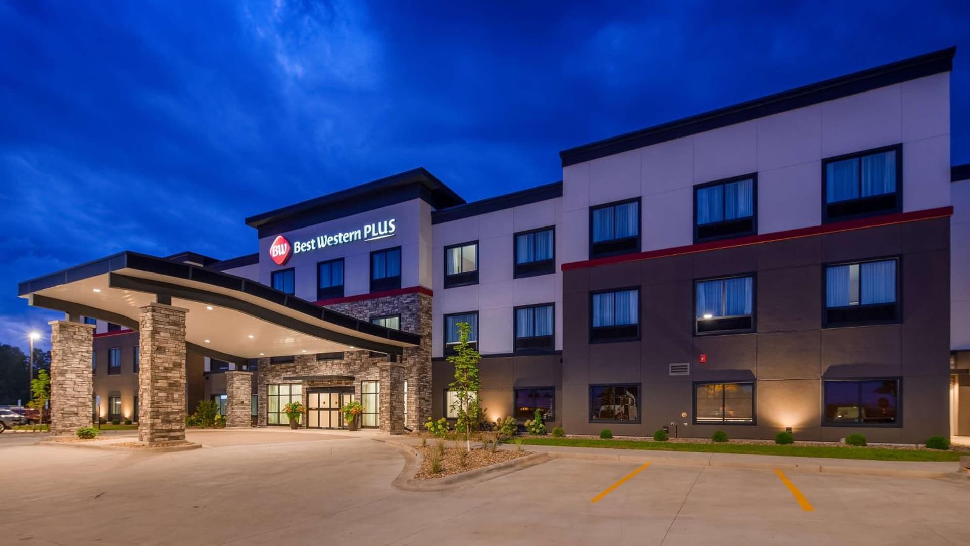 Best Western Plus LaCrescent - LaCrosse featured exterior or lobby in La Crescent, MN — similar hotel