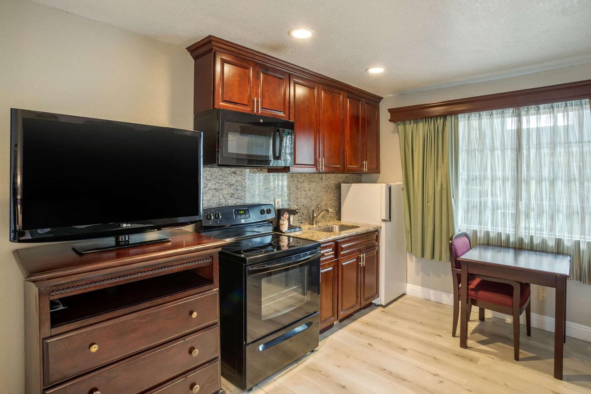 Quality Inn & Suites El Cajon San Diego East gallery photo in El Cajon, CA — image 17