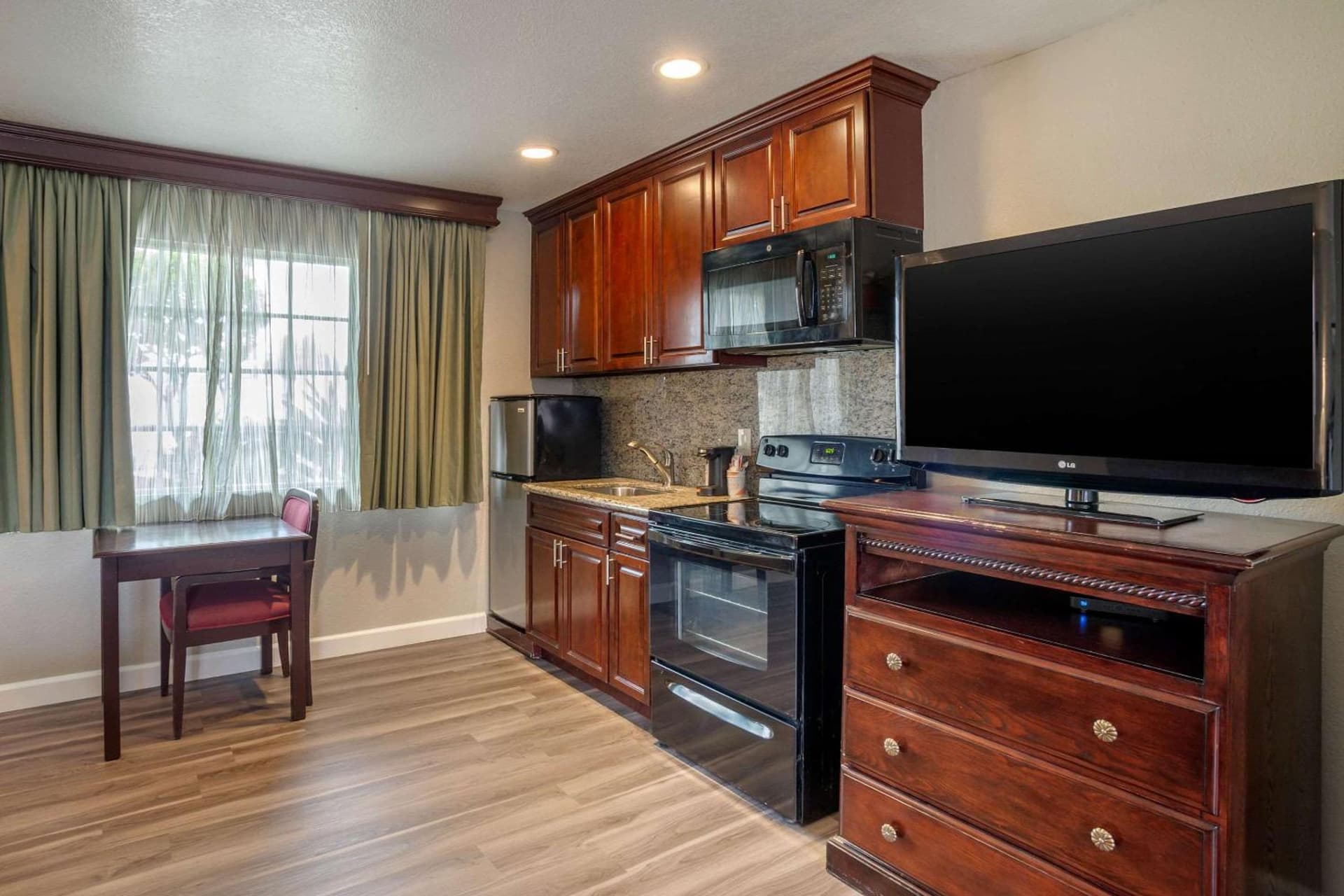 Quality Inn & Suites El Cajon San Diego East gallery photo in El Cajon, CA — image 32