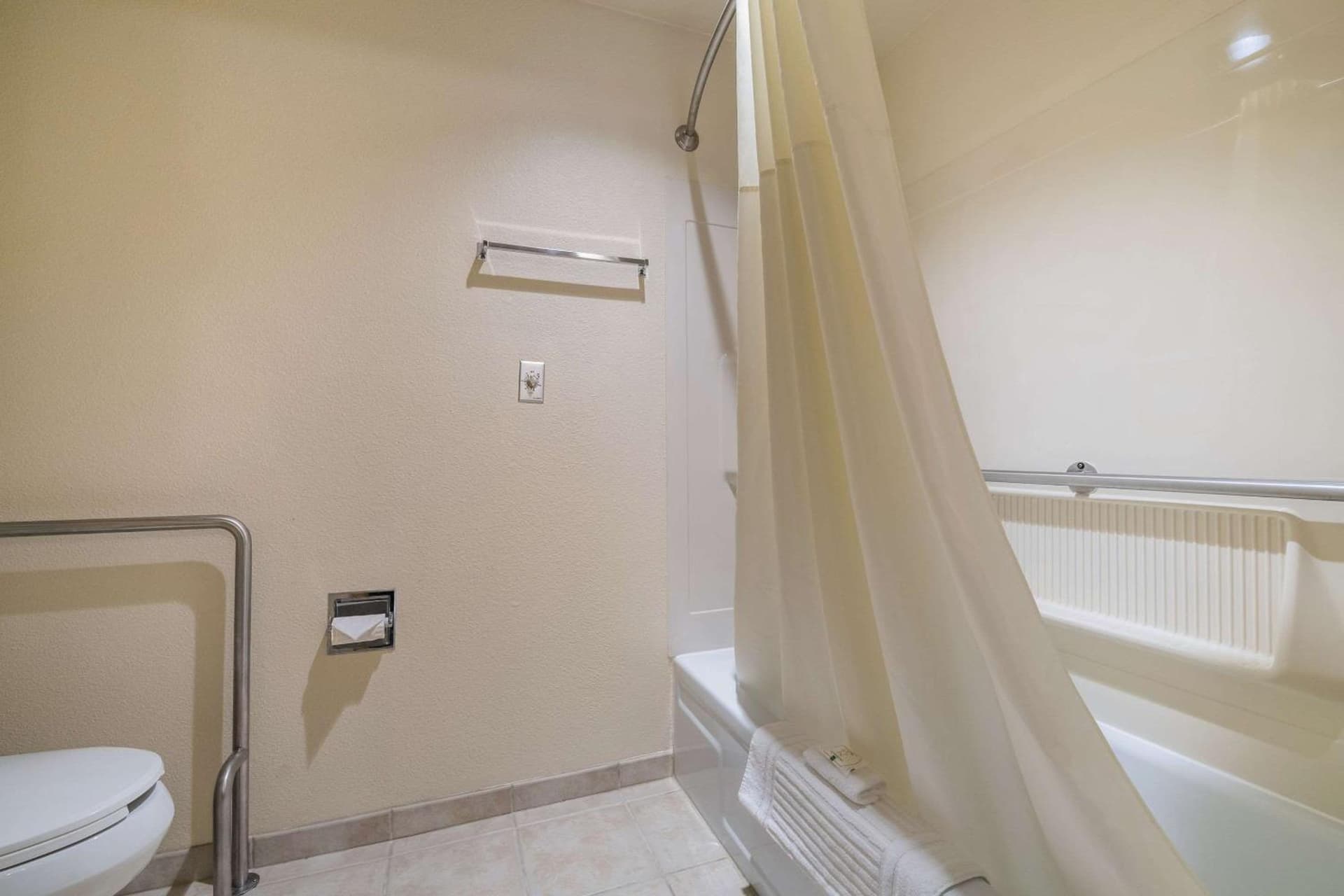 Quality Inn & Suites Silverdale Bangor-Keyport gallery photo in Silverdale, WA — image 4