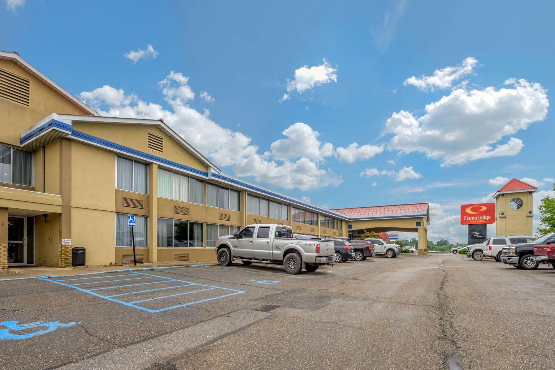 Econo Lodge Inn & Suites Triadelphia - Wheeling interior in Triadelphia, WV — gallery photo 2