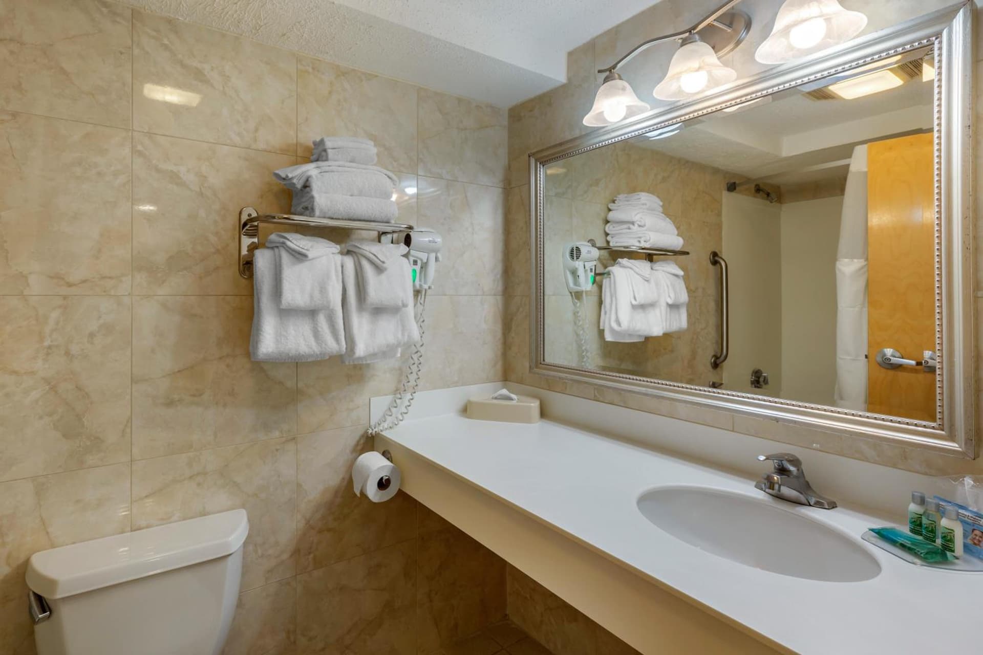 Atlantic Beach Hotel Newport gallery photo in Middletown, RI — image 6