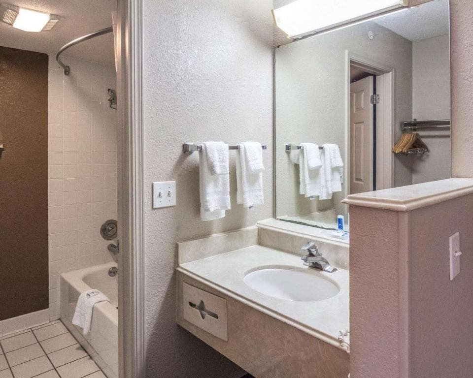 Economy Inn & Suites interior in Shreveport, LA — gallery photo 2