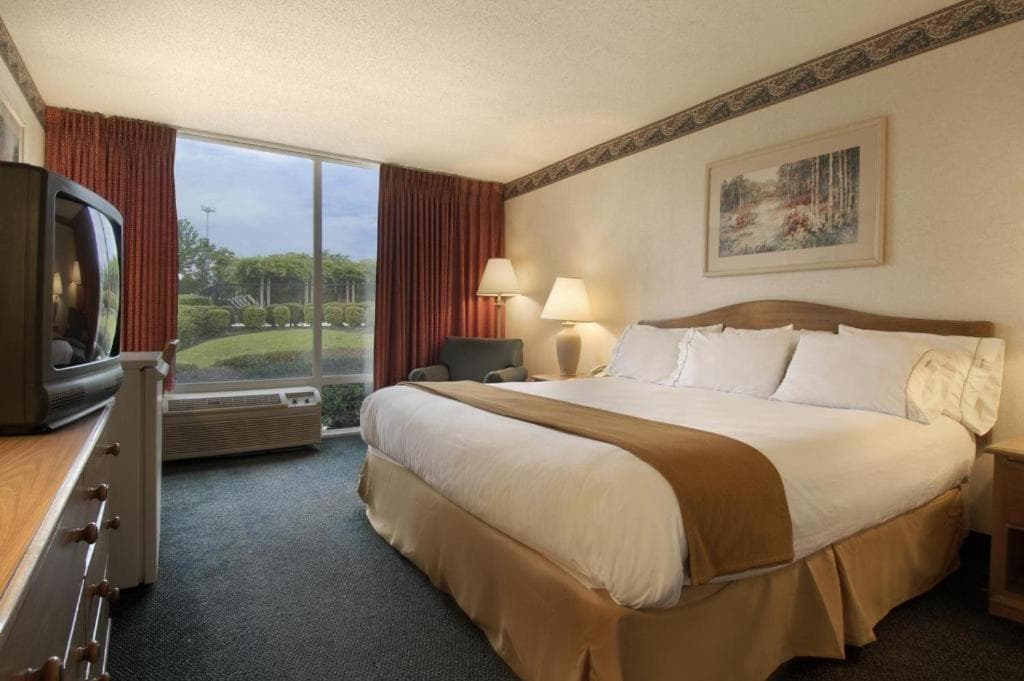 Economy Inn & Suites interior in Shreveport, LA — gallery photo 2