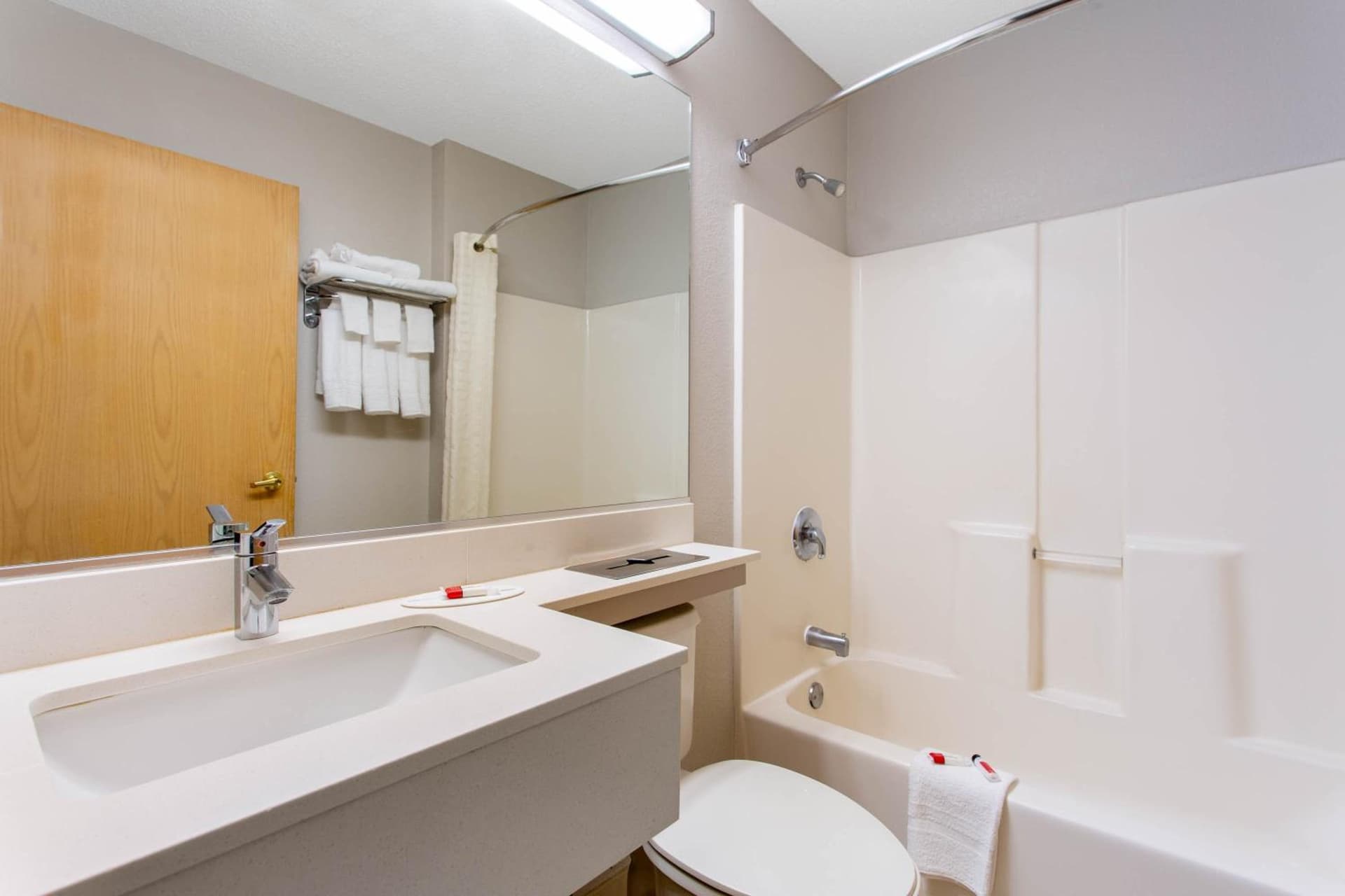 Microtel Inn & Suites by Wyndham Philadelphia Airport gallery photo in Philadelphia, PA — image 5
