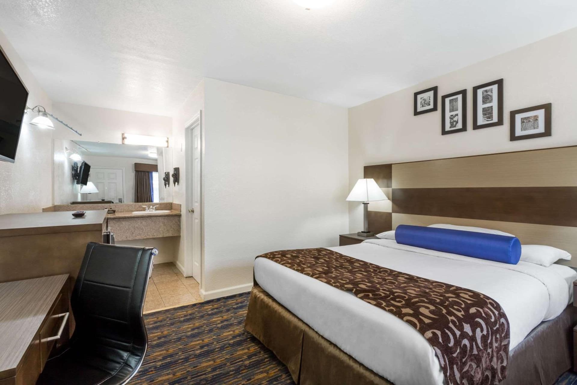 Howard Johnson By Wyndham Berkeley property views in Berkeley, CA — gallery photo 3