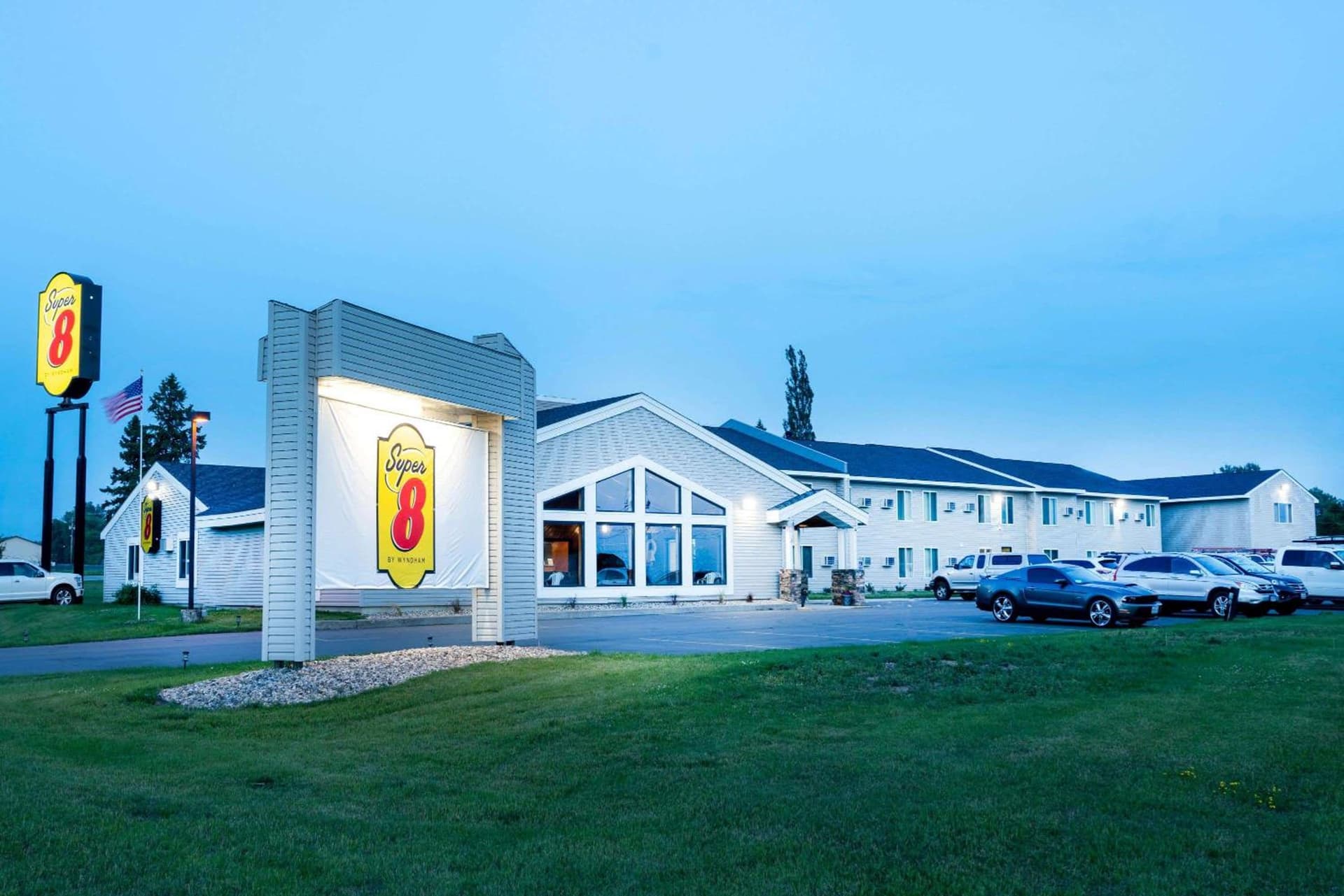 Super 8 by Wyndham Glenwood interior in Glenwood, MN — gallery photo 2
