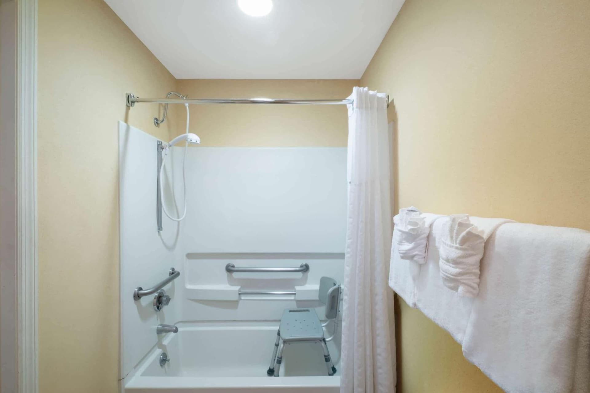 Baymont by Wyndham Knoxville/Cedar Bluff gallery photo in Knoxville, TN — image 11