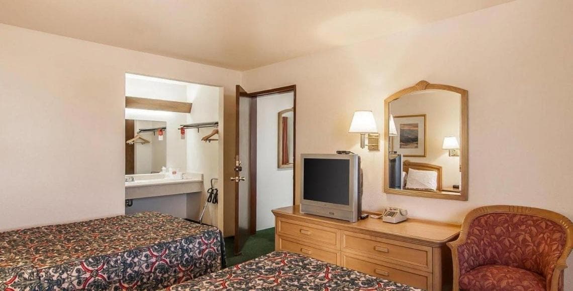 Ashland Valley Inn interior in Ashland, OR — gallery photo 2