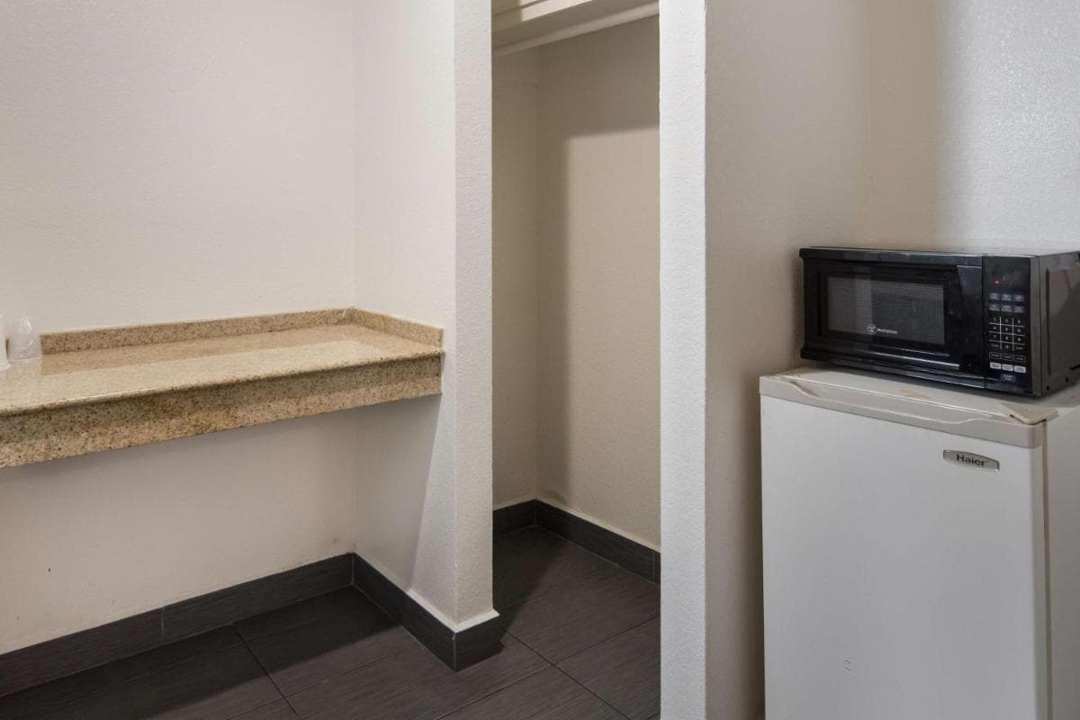Motel 6-Fort Worth, TX - Seminary gallery photo in Fort Worth, TX — image 24