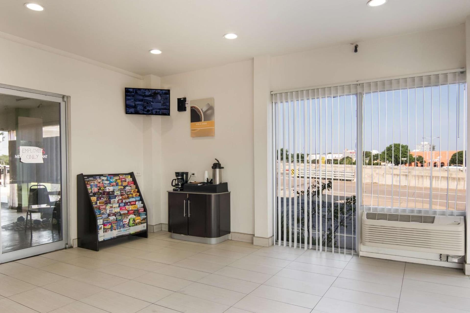 Motel 6-Fort Worth, TX - Seminary gallery photo in Fort Worth, TX — image 12